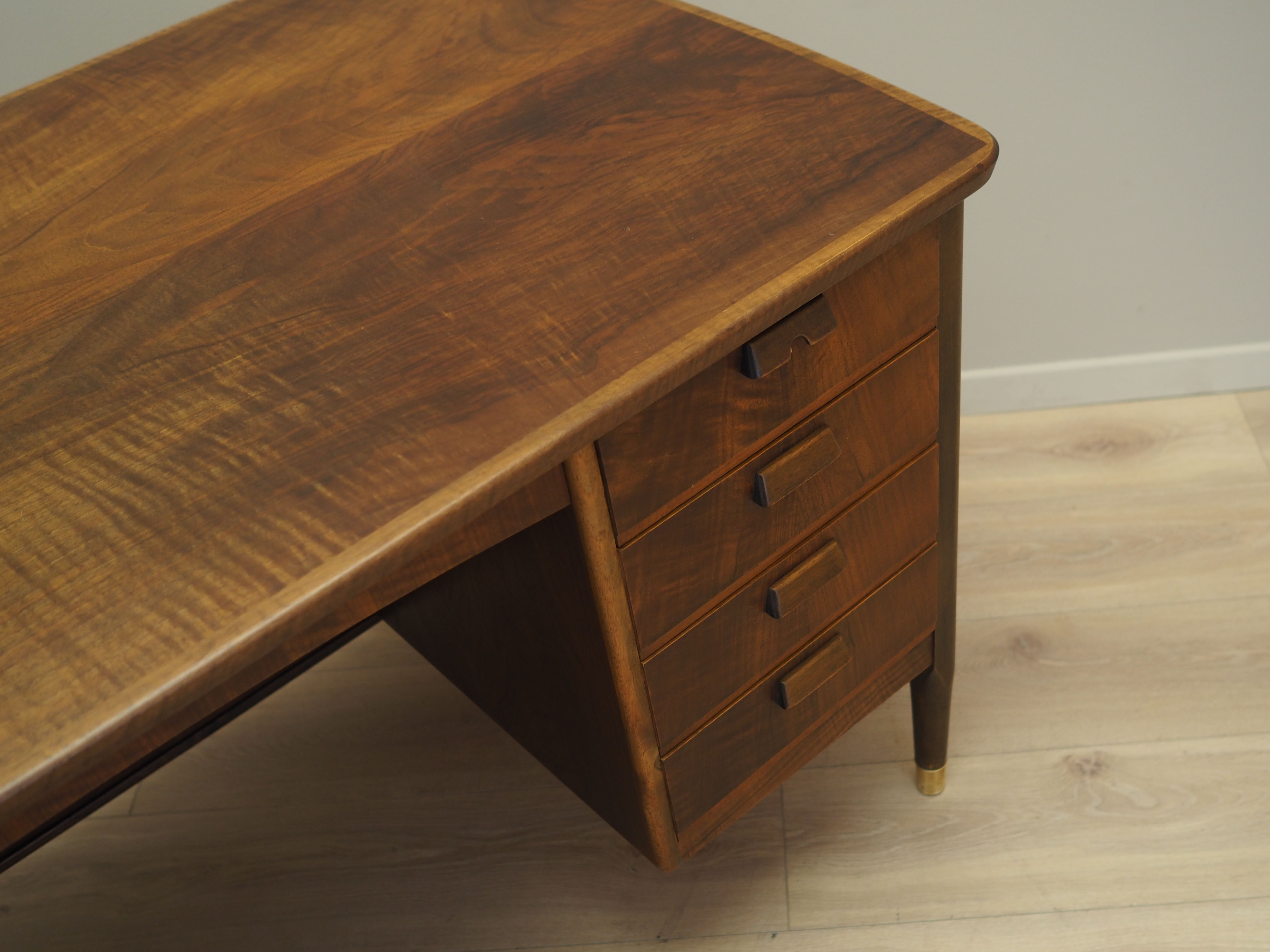 Bureau en noyer, design danois, années 1970, production: Danemark