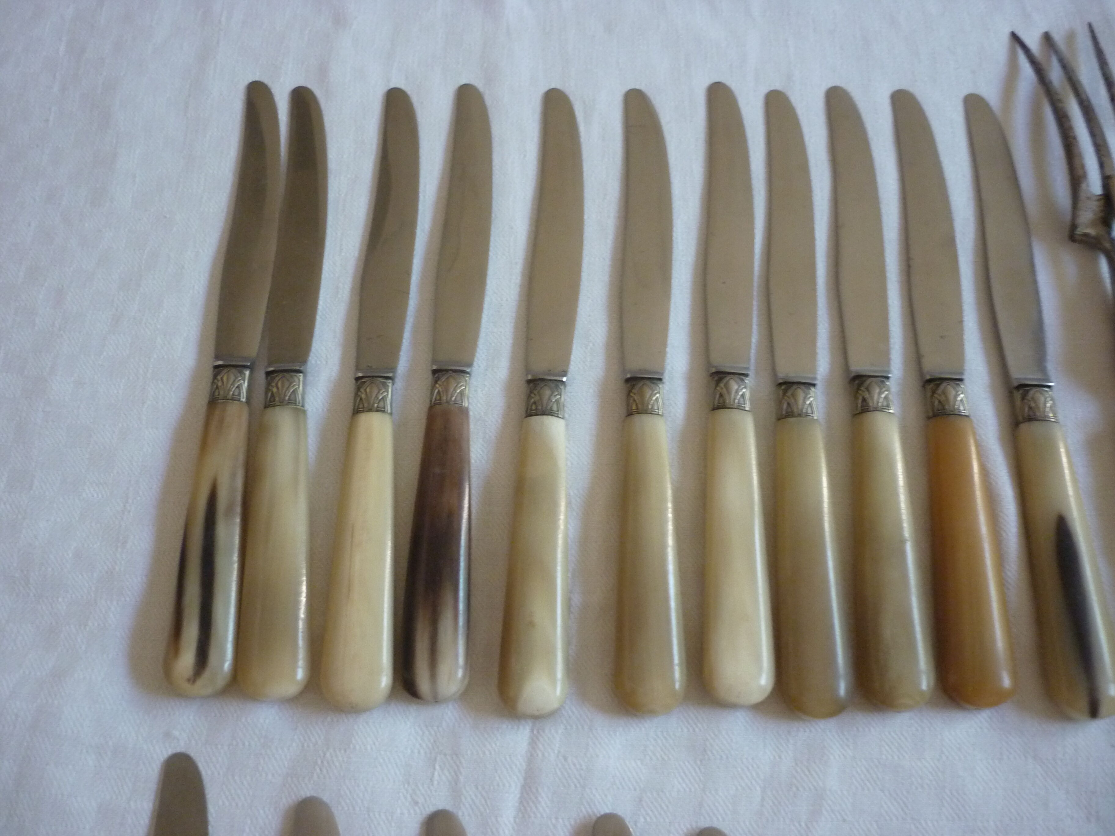 22 couteaux et 3 couverts service bakelite manufrance