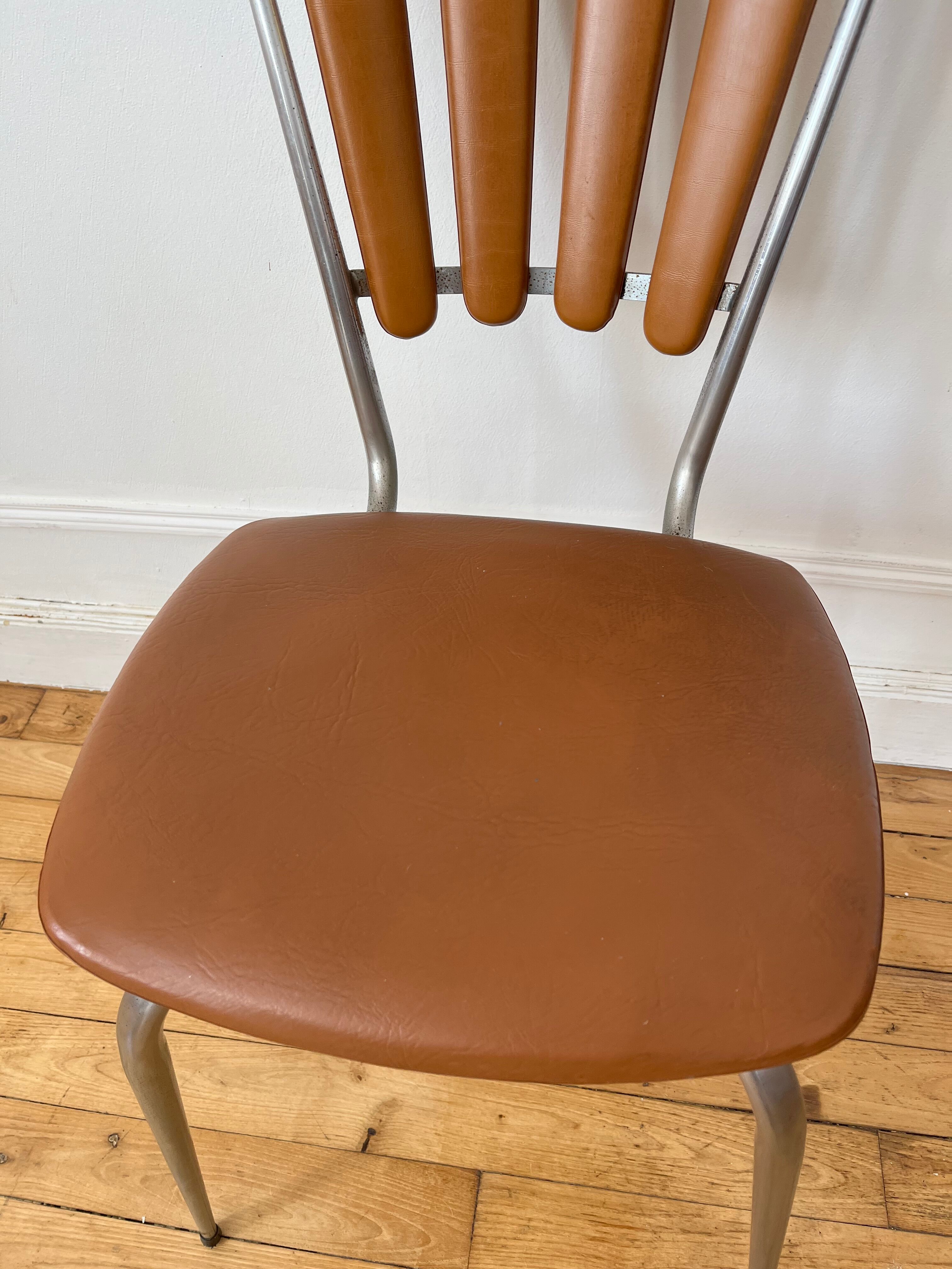 Flower petal chair in brown Skaï