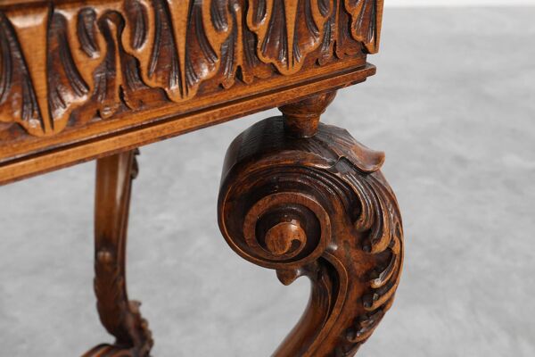 Table d'appoint en noyer sculpté de style Napoléon III avec plateau en pierre bleue, France vers.