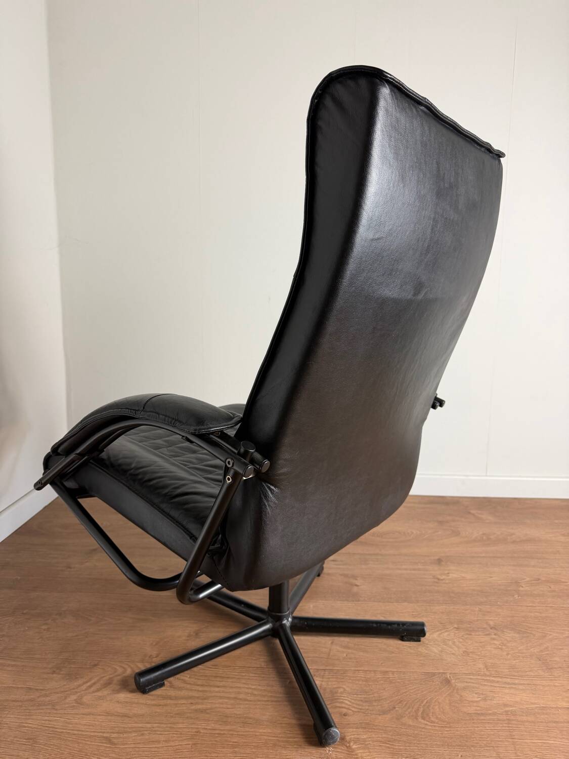 Danish swivel armchair in black leather – 1970s/80s - Skipper Furniture