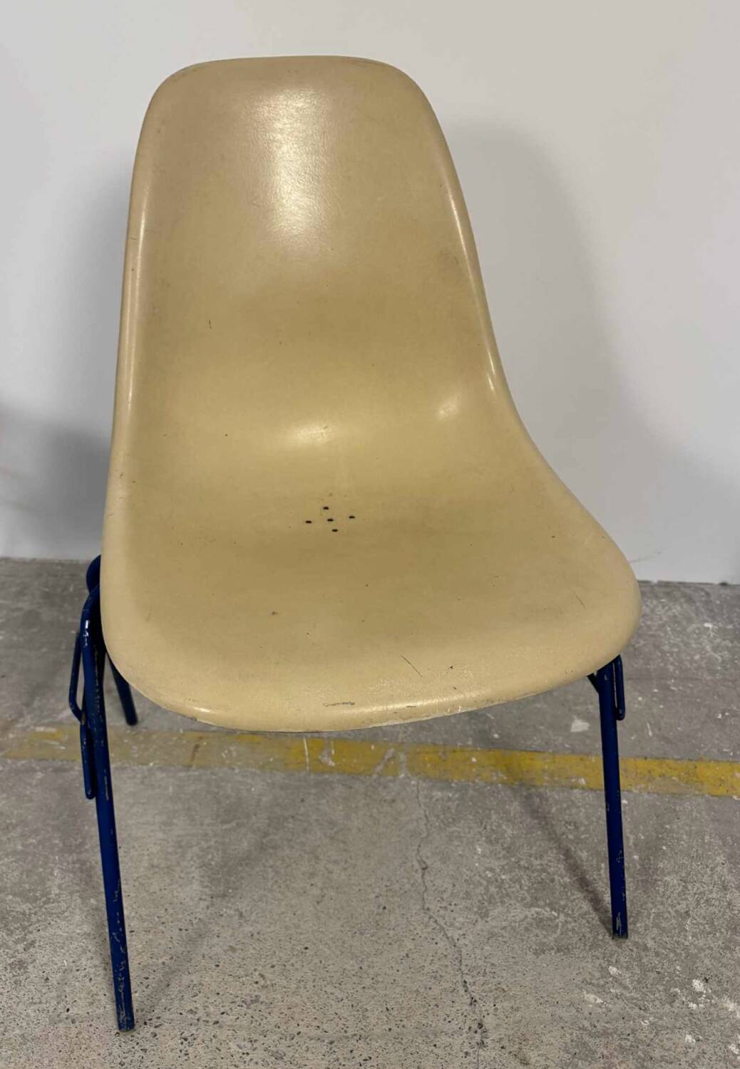 Lot of 4 Eames DSS chairs in fibre H Miller