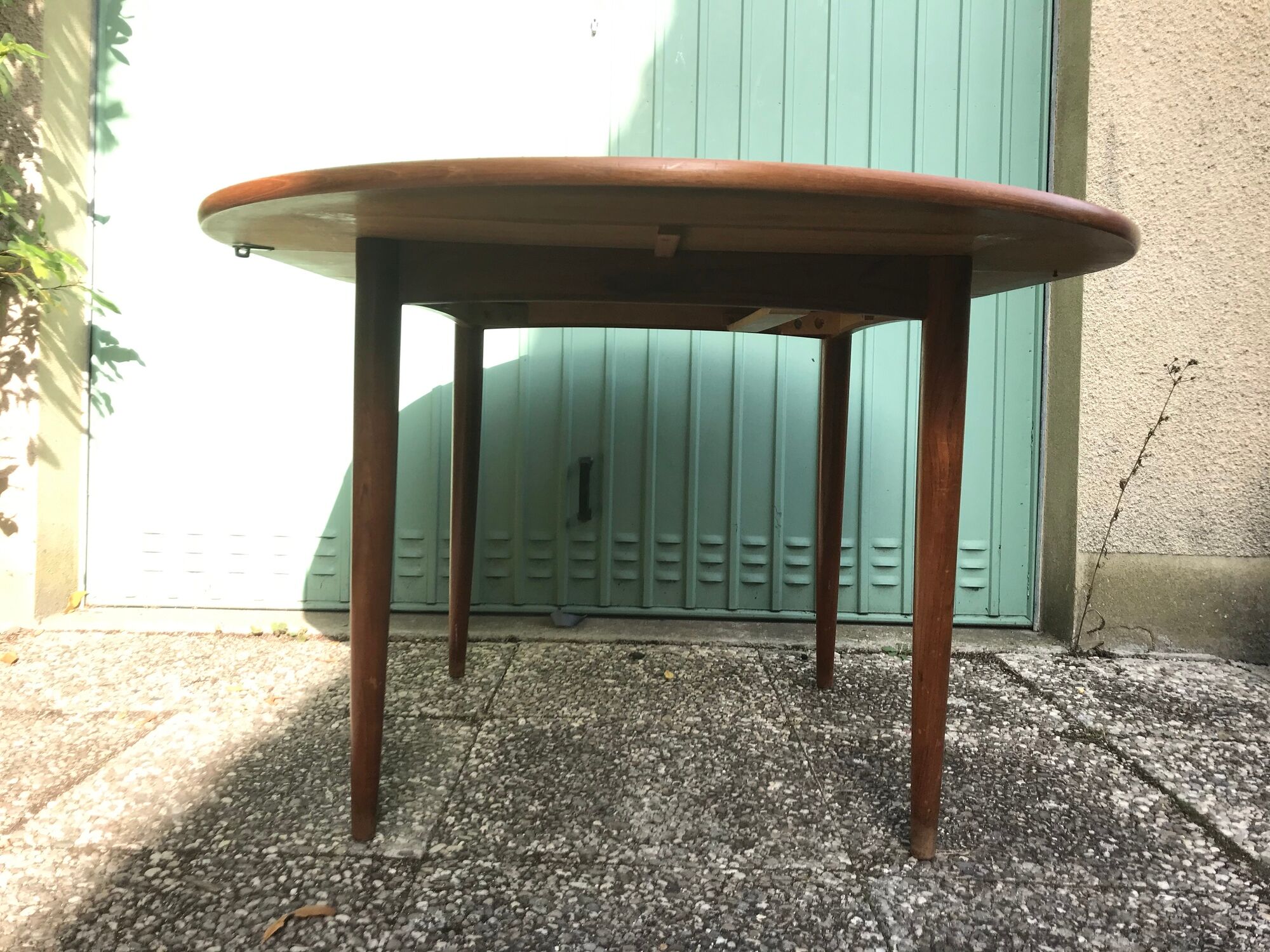 Ancienne table à manger scandinave en bois de teck et pieds compas avec rallonges vintage