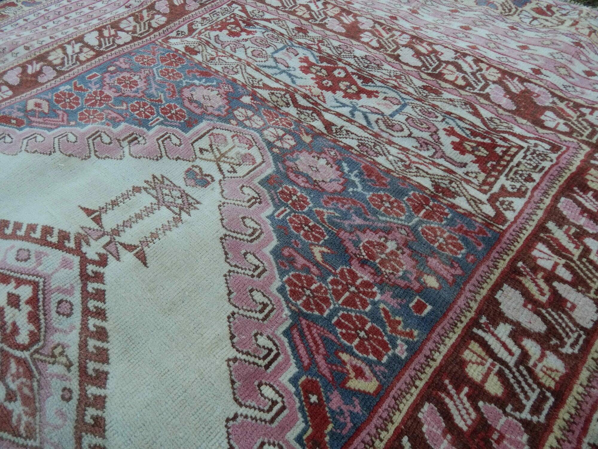 Vintage handmade Turkish rug 134x183 cm