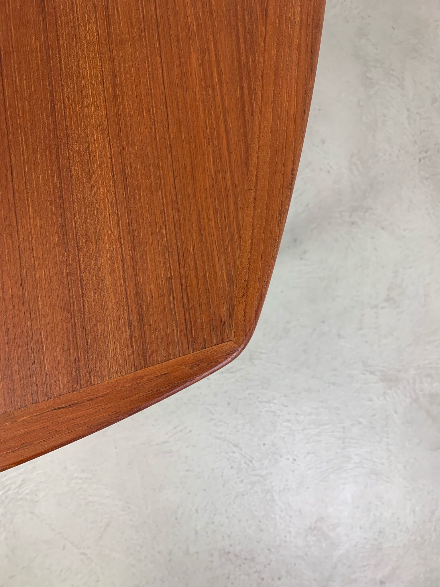 Extendable table by Gustav Bahus with 4 chairs by Peter Hvidt