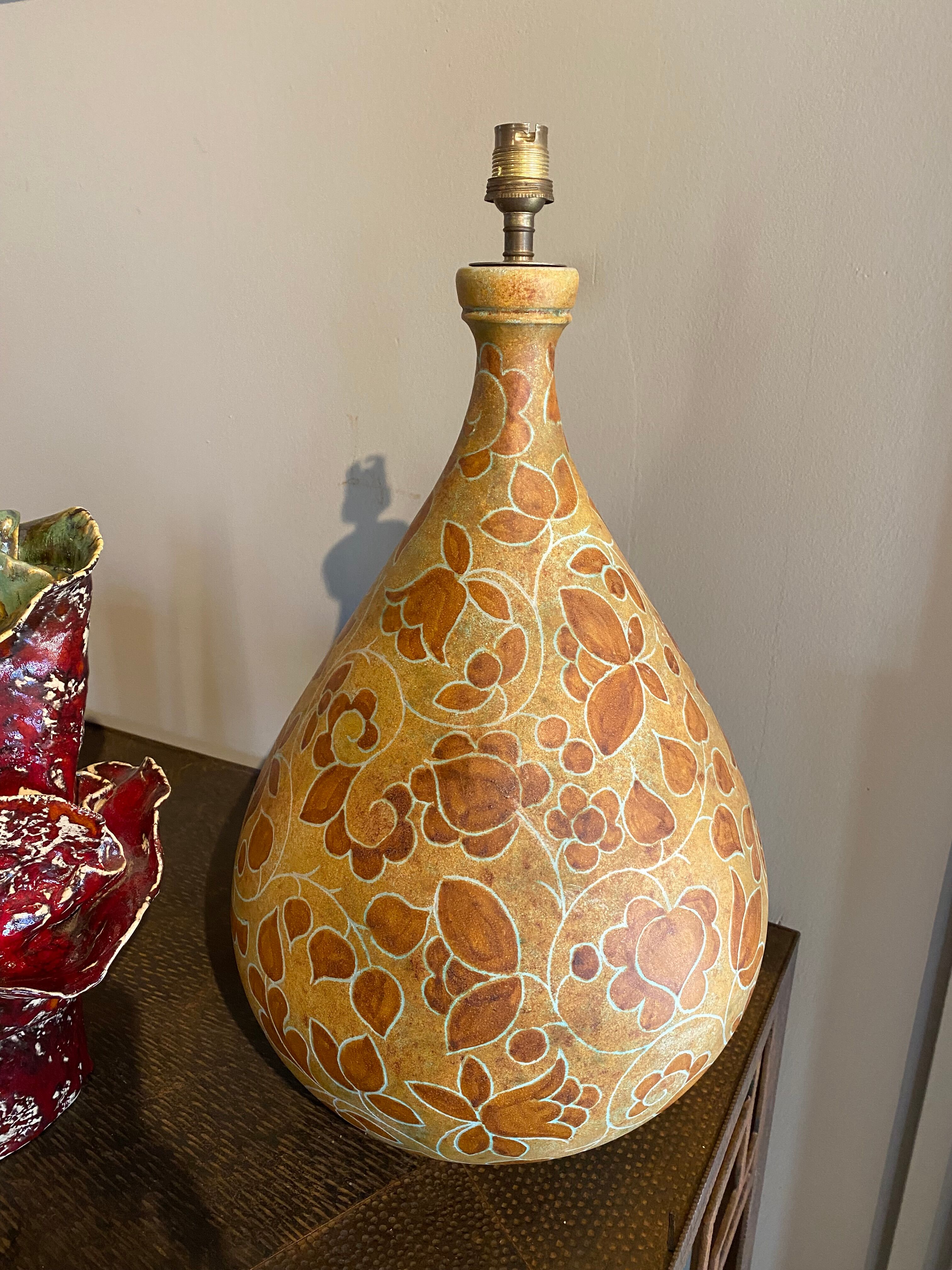 Ceramic lamp with floral decorations