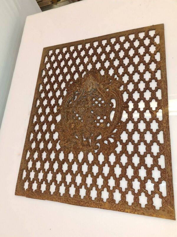 Grille de porte en fonte