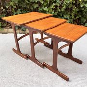 Tables gigognes scandinave vintage en teck par "Victor B Wilkins"