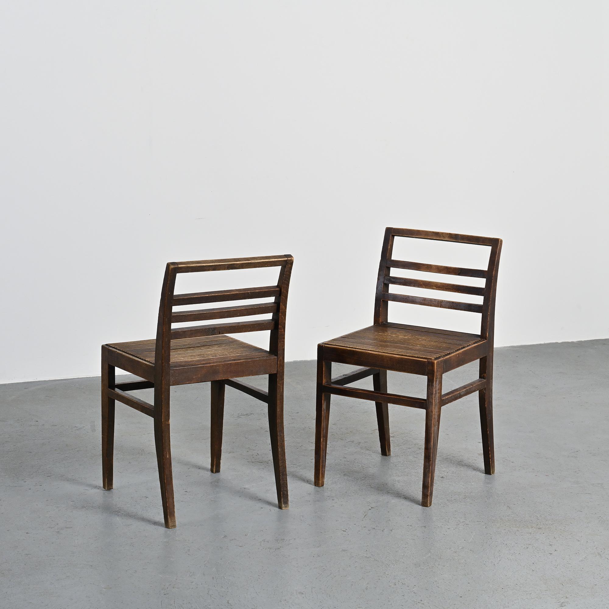 Paire de chaises 103 en hêtre teinté par René Gabriel, circa 1943