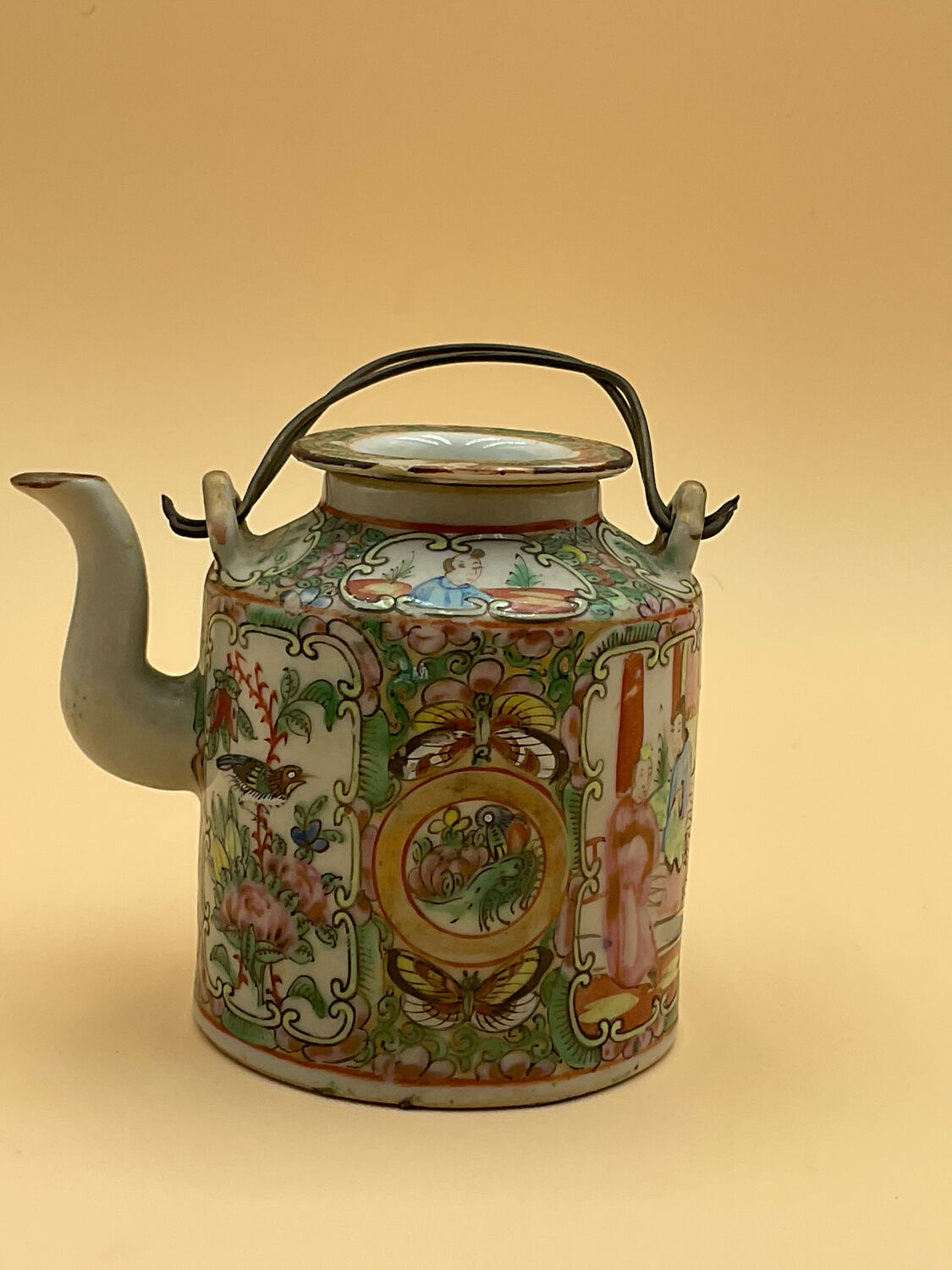 Porcelain teapot from China Canton XIX°