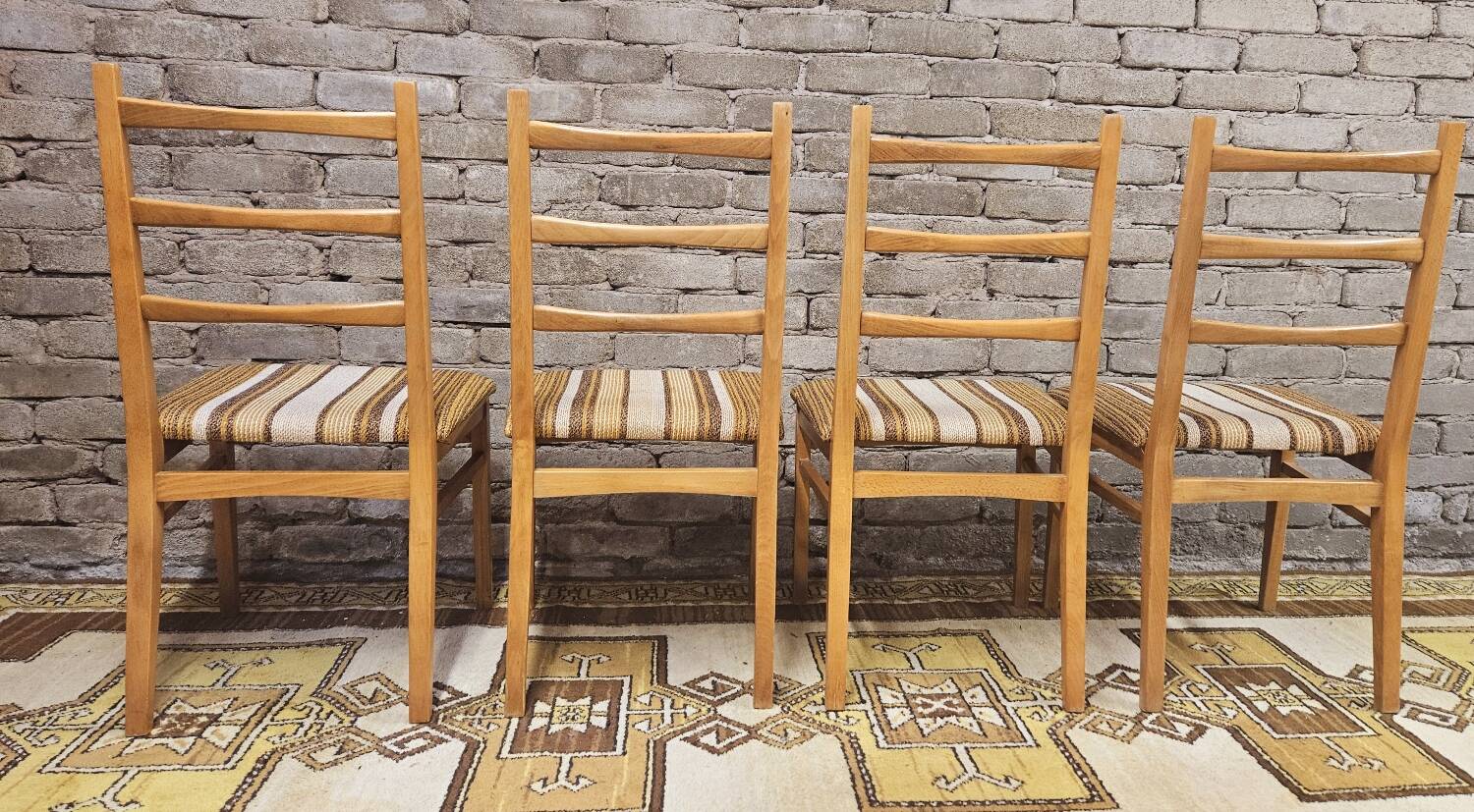 Quatre chaises bois vintage 1970