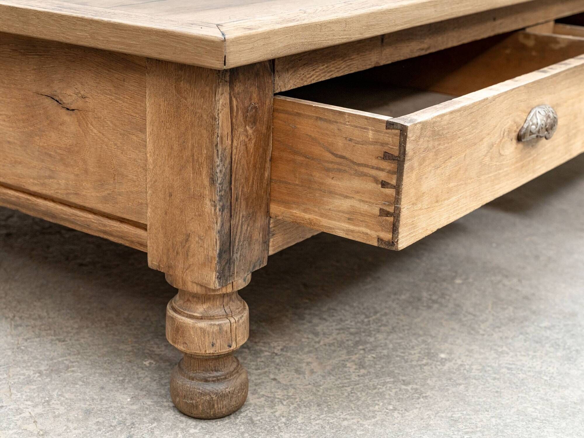 Exceptional oak coffee table, antique draper's table from the 19th century.