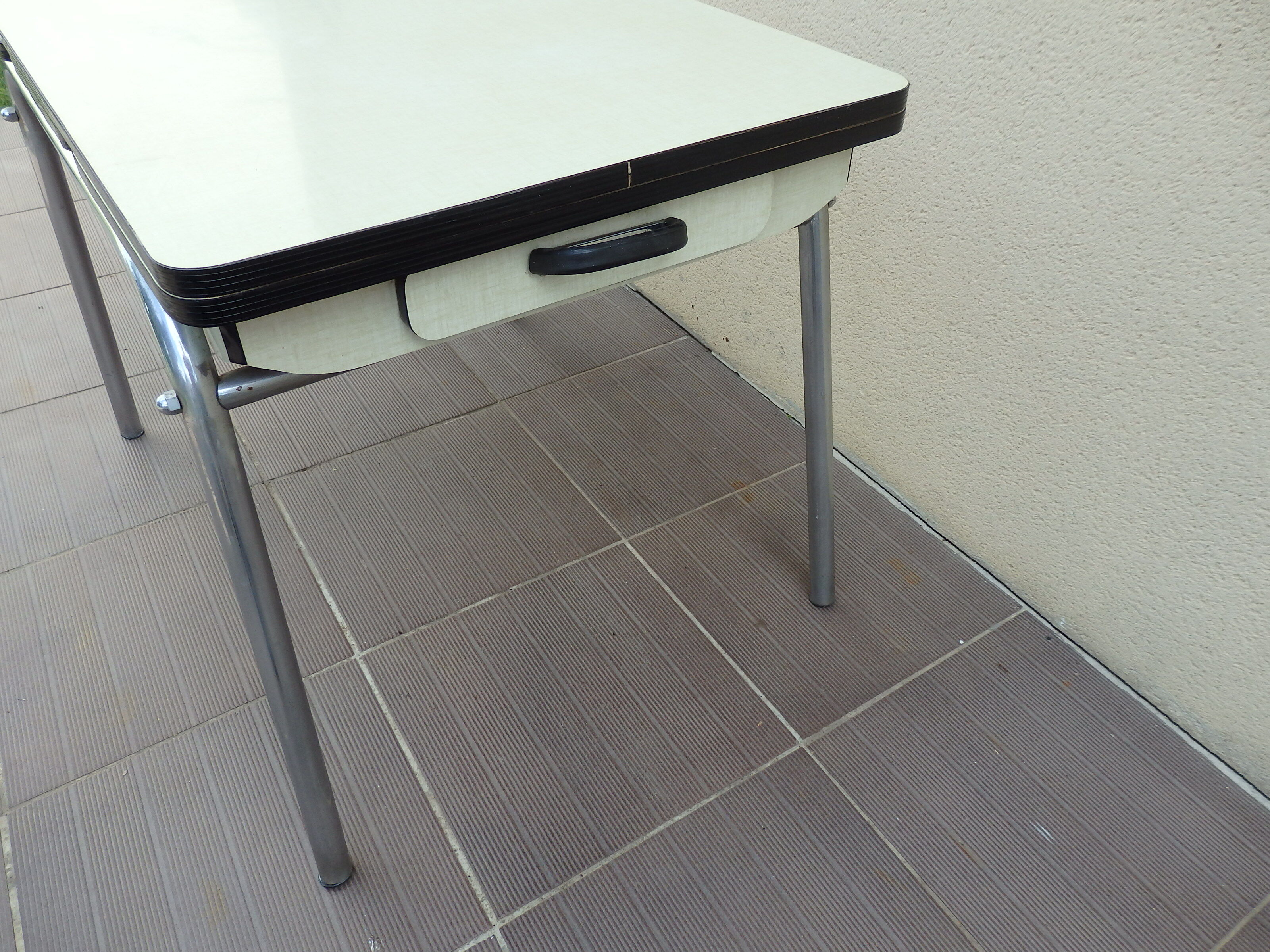 Formica kitchen table