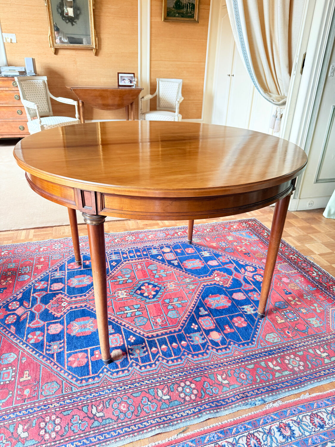 Louis XVI round table in solid wood – extendable to 210 cm – 2 extensions