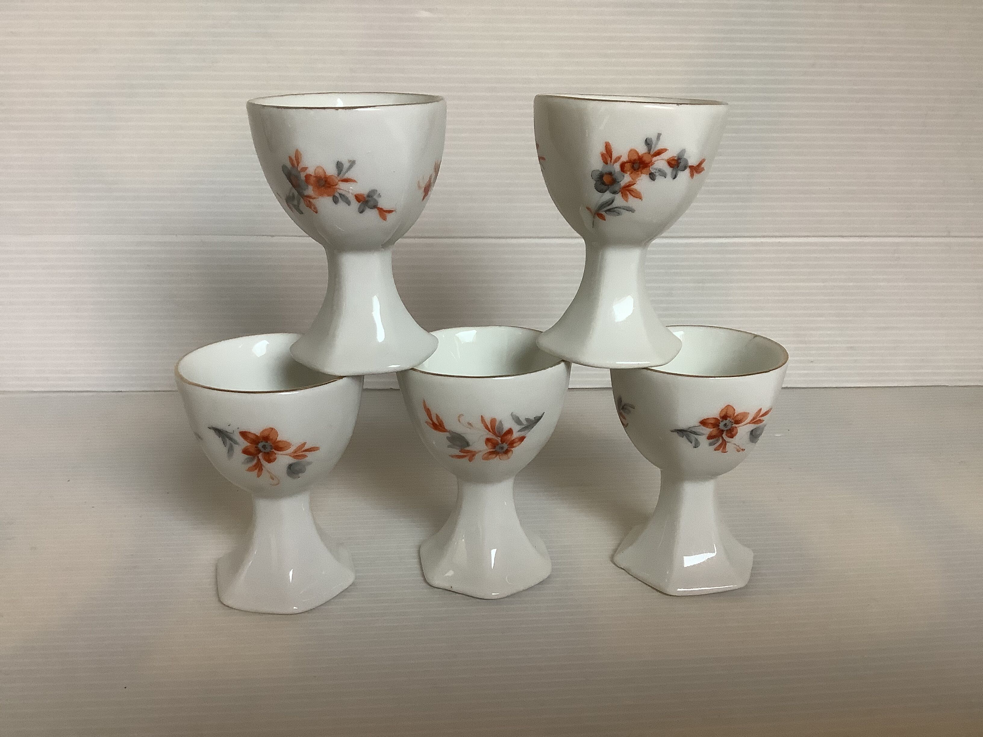 Five ancient cockerry orange and gray flowers foot polygon