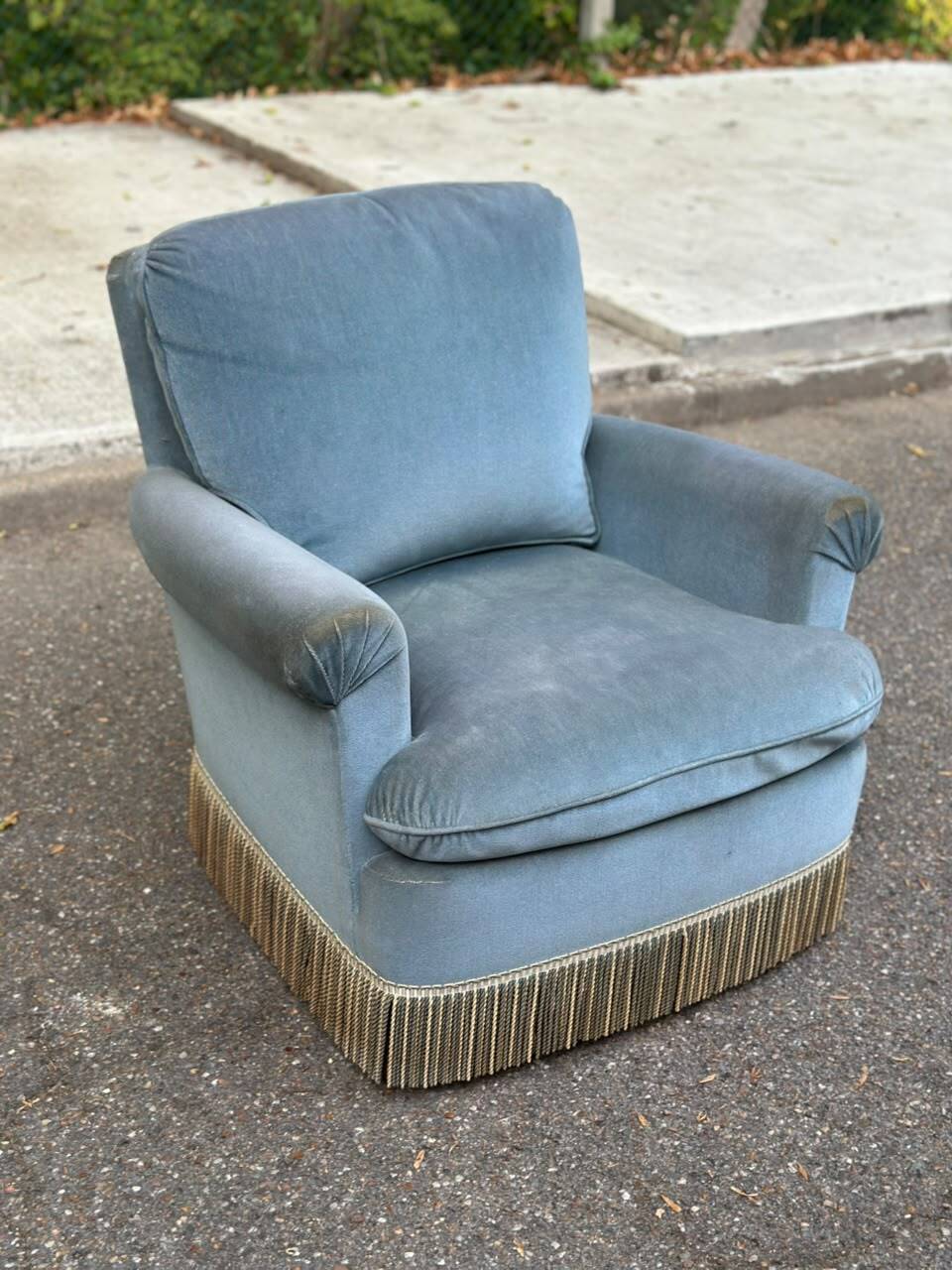 Vintage BUROV crapaud armchair in blue velvet with fringes – 1960s/70s