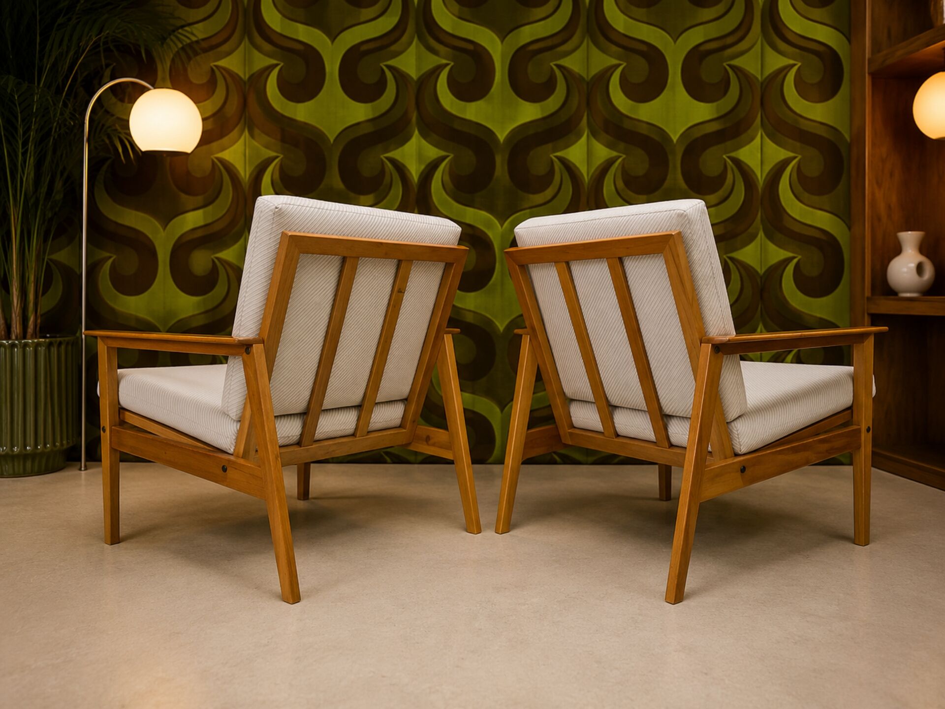 Paire de fauteuils scandinaves en bois clair – Années 60