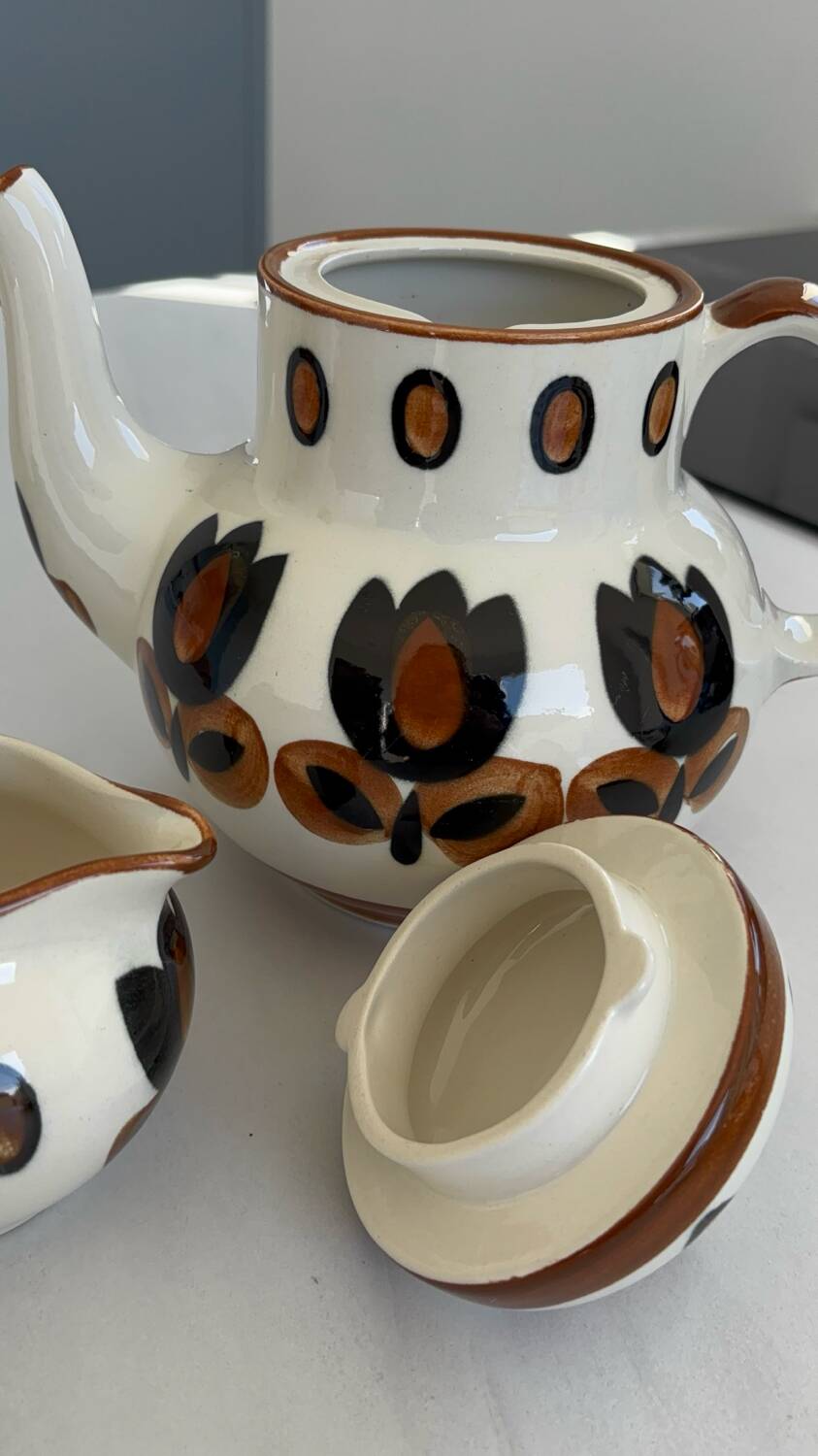 Boch La Louvière teapot and milk jug, kimono pattern