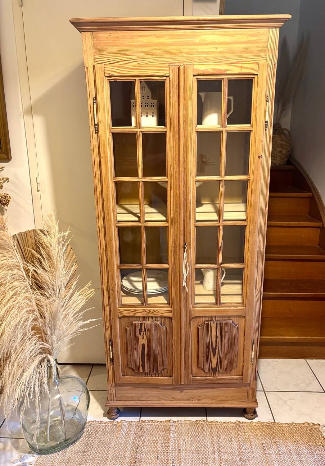 Parisian showcase pitchpin