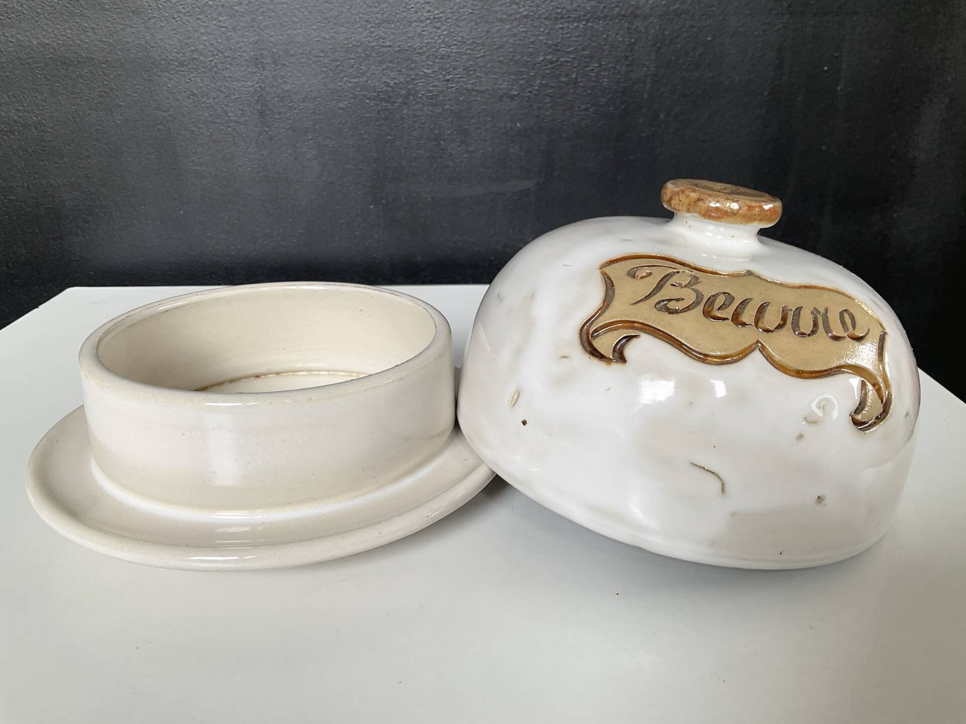 Beurrier à cloche vintage en barbotine