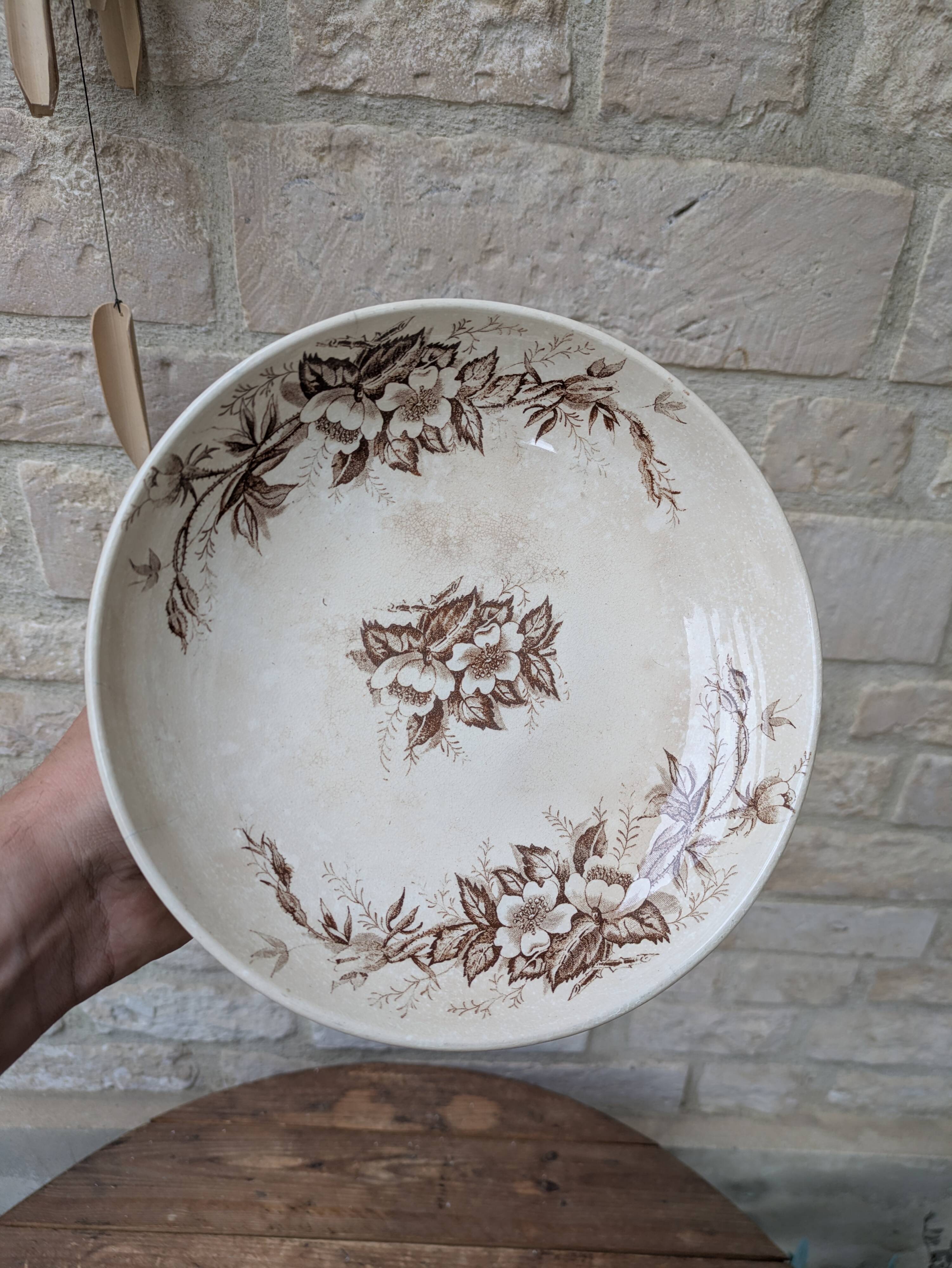 Flat serving compote dish in Terre de Fer HB & Cie with brown floral decoration.