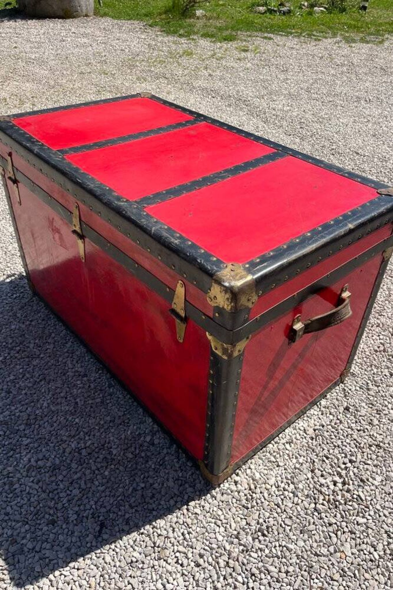 Large vintage trunk from the 1930s/40s.