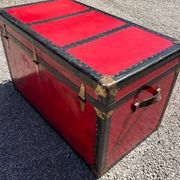 Large vintage trunk from the 1930s/40s.