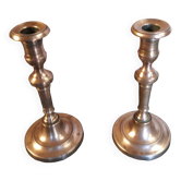 Lot de deux bougeoirs en laiton.
