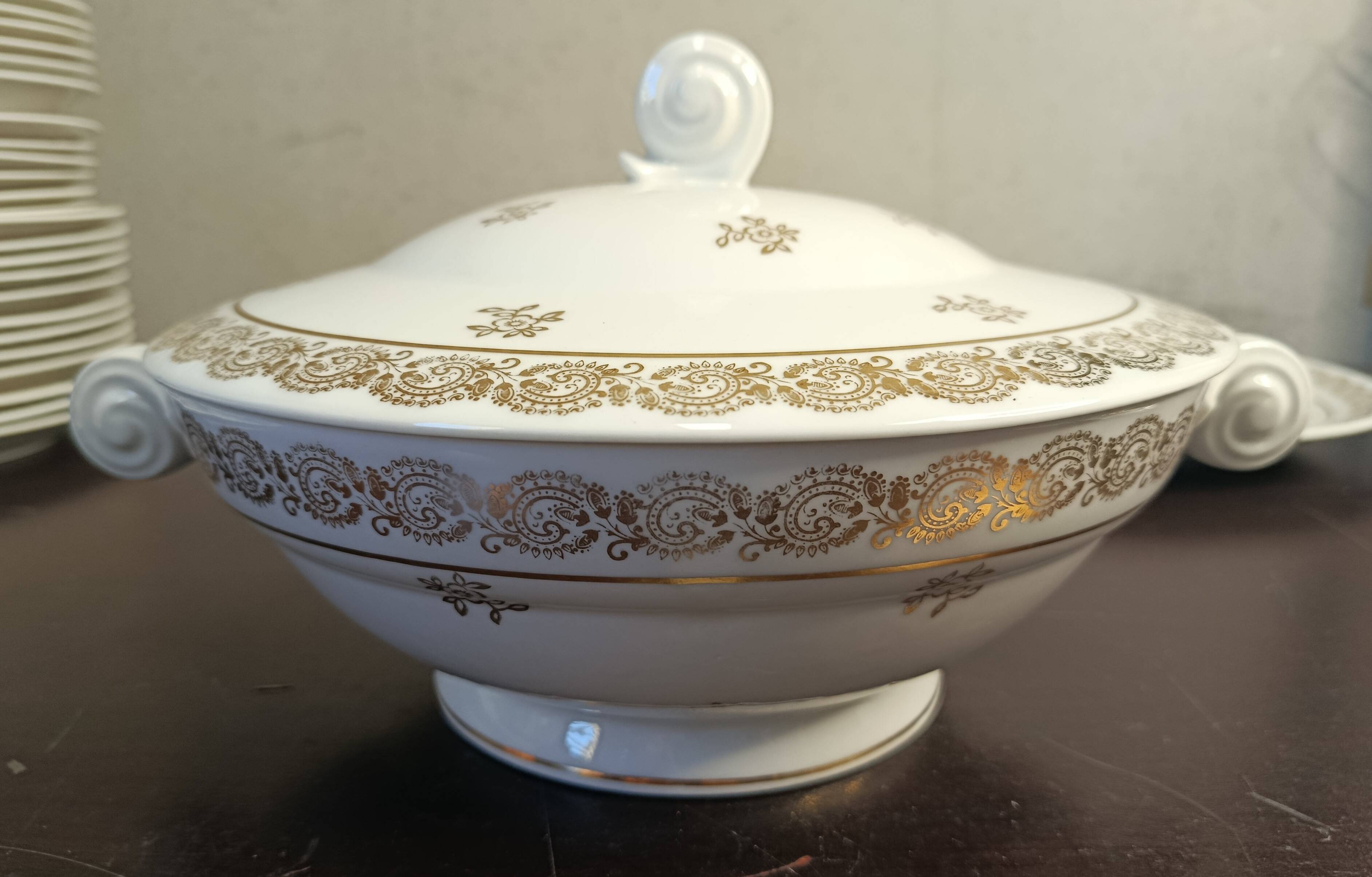 Complete grand table service, Limoges porcelain and gilding, LOT 1