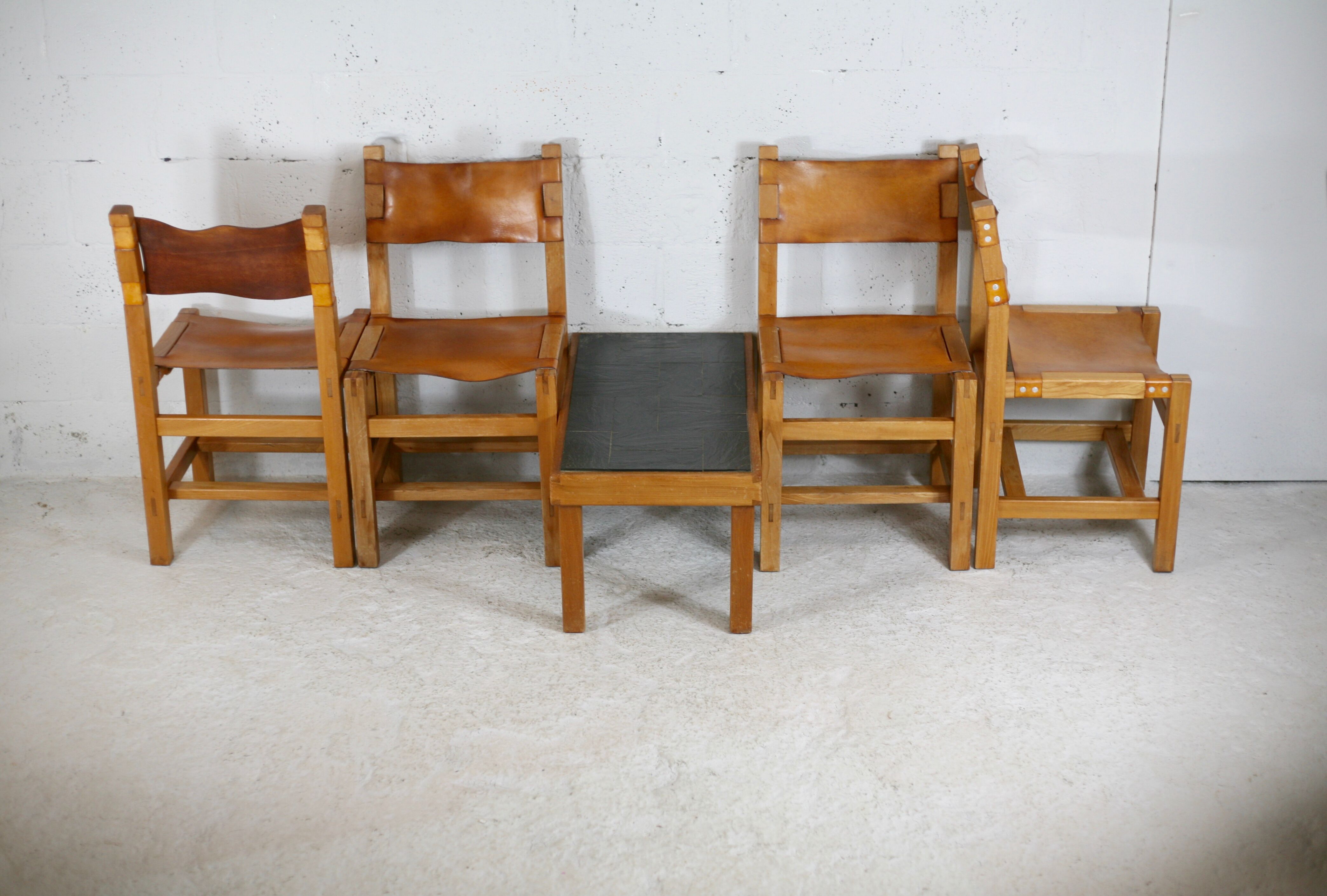 Ensemble de 4 chaises et table basse Maison Regain, France, circa 1970