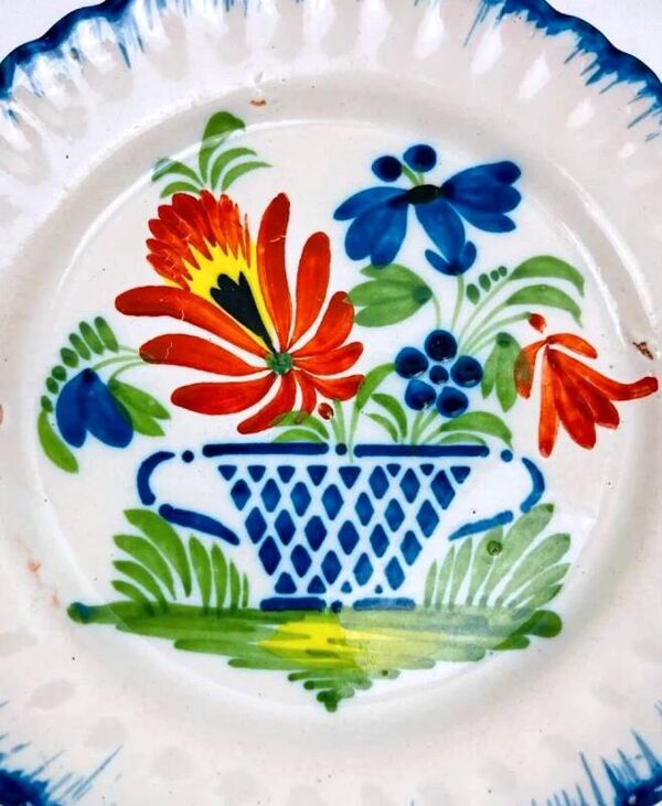 Ensemble de 6 assiettes anciennes Auvillar – décor corbeille fleurie polychrome