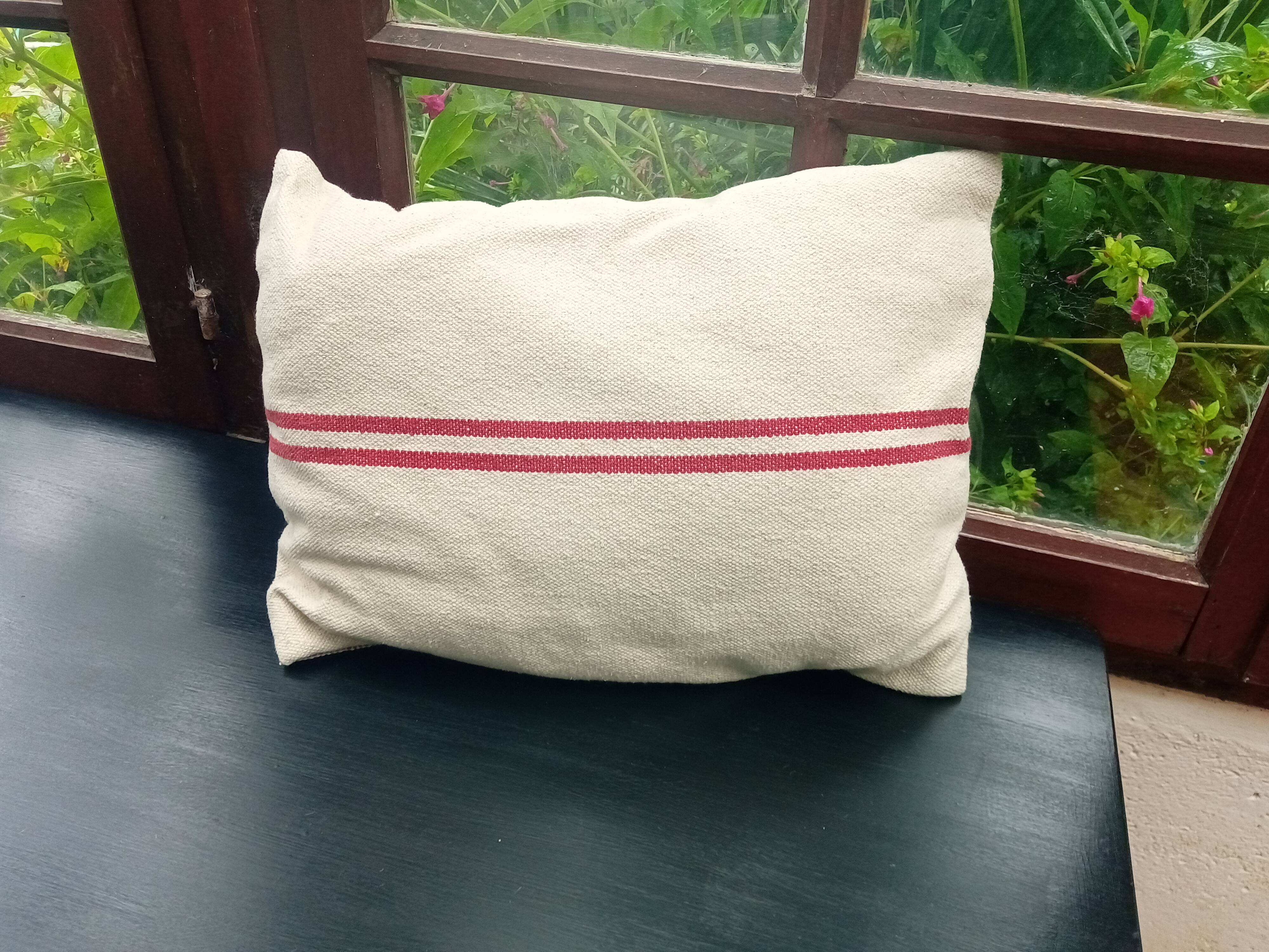Coussin en chanvre à rayures rouges