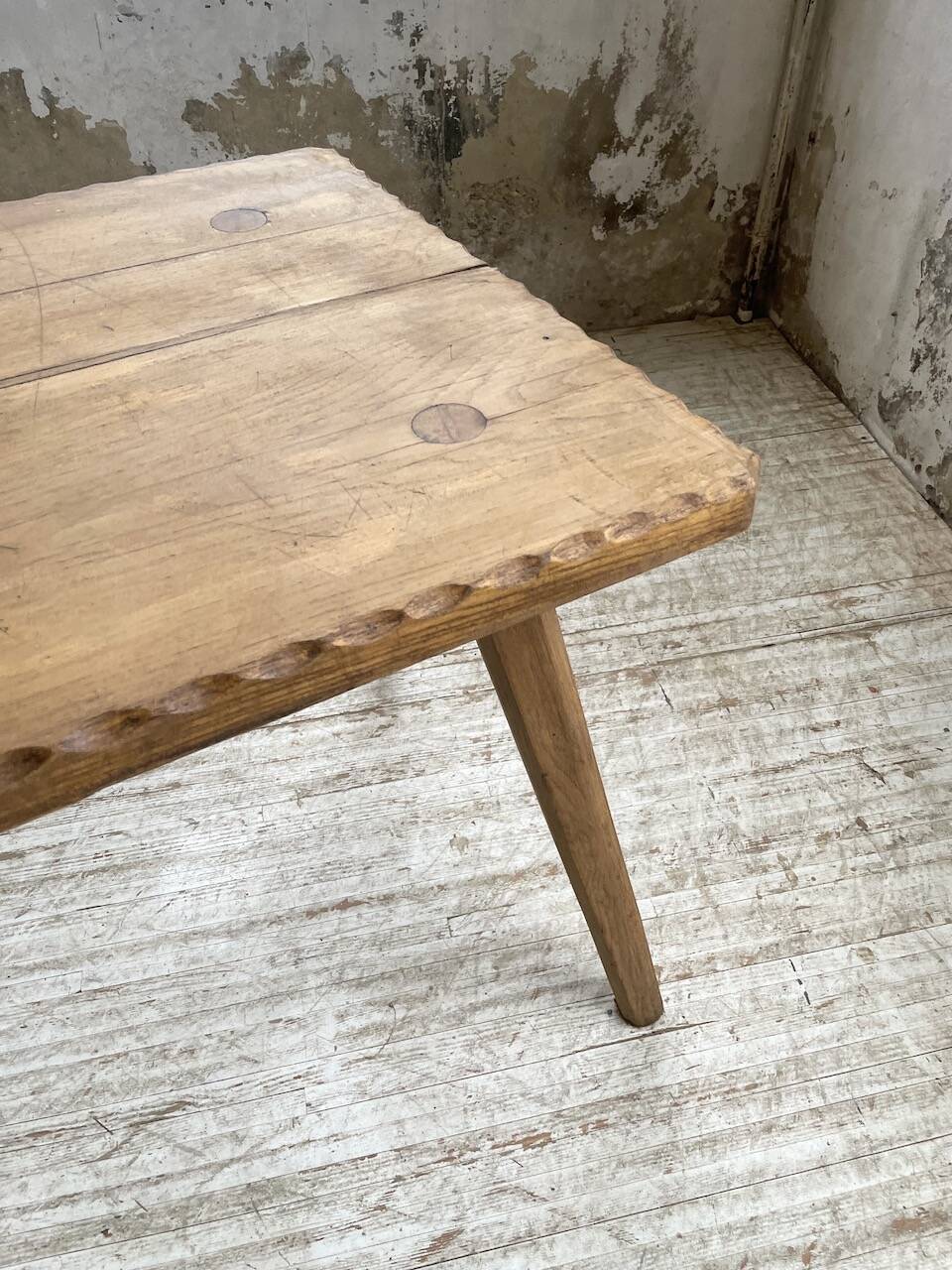Table brutaliste savoyarde en chêne