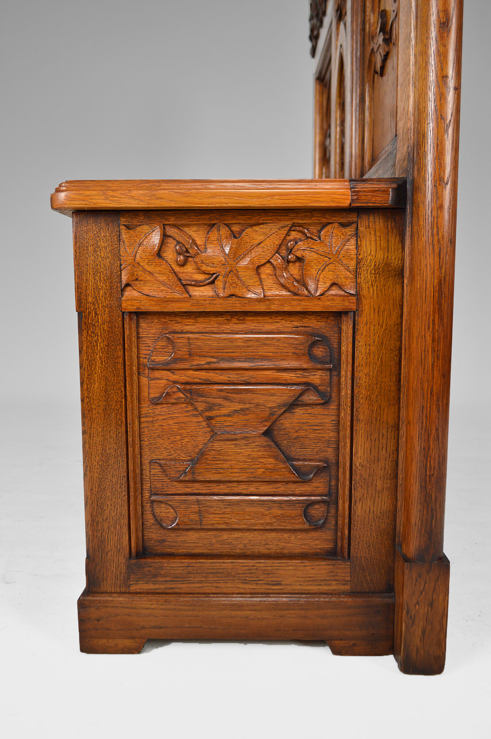 Banc coffre Gothique d'église en chêne sculpté, vers 1880