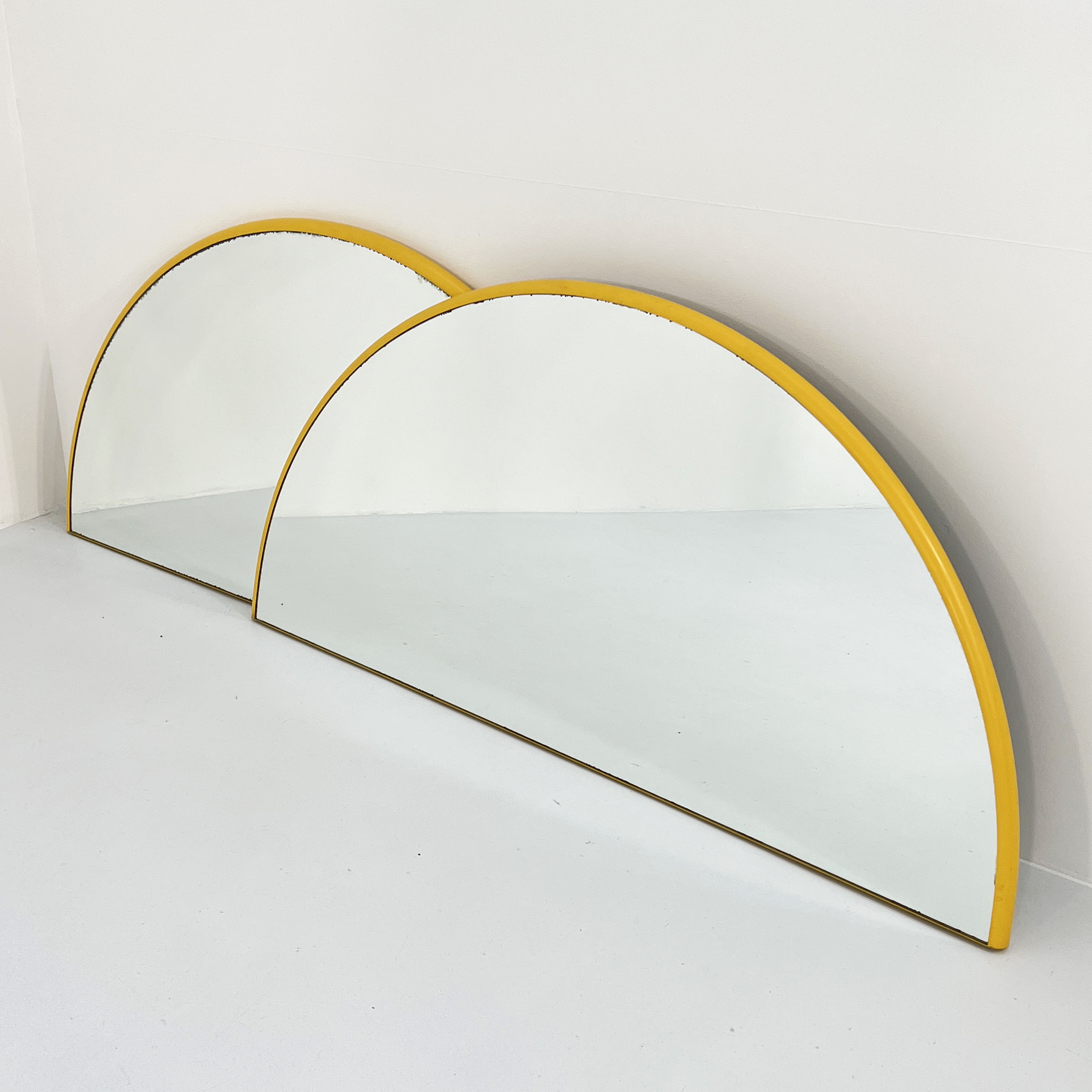 Miroir jaune demi-cercle, 1970s