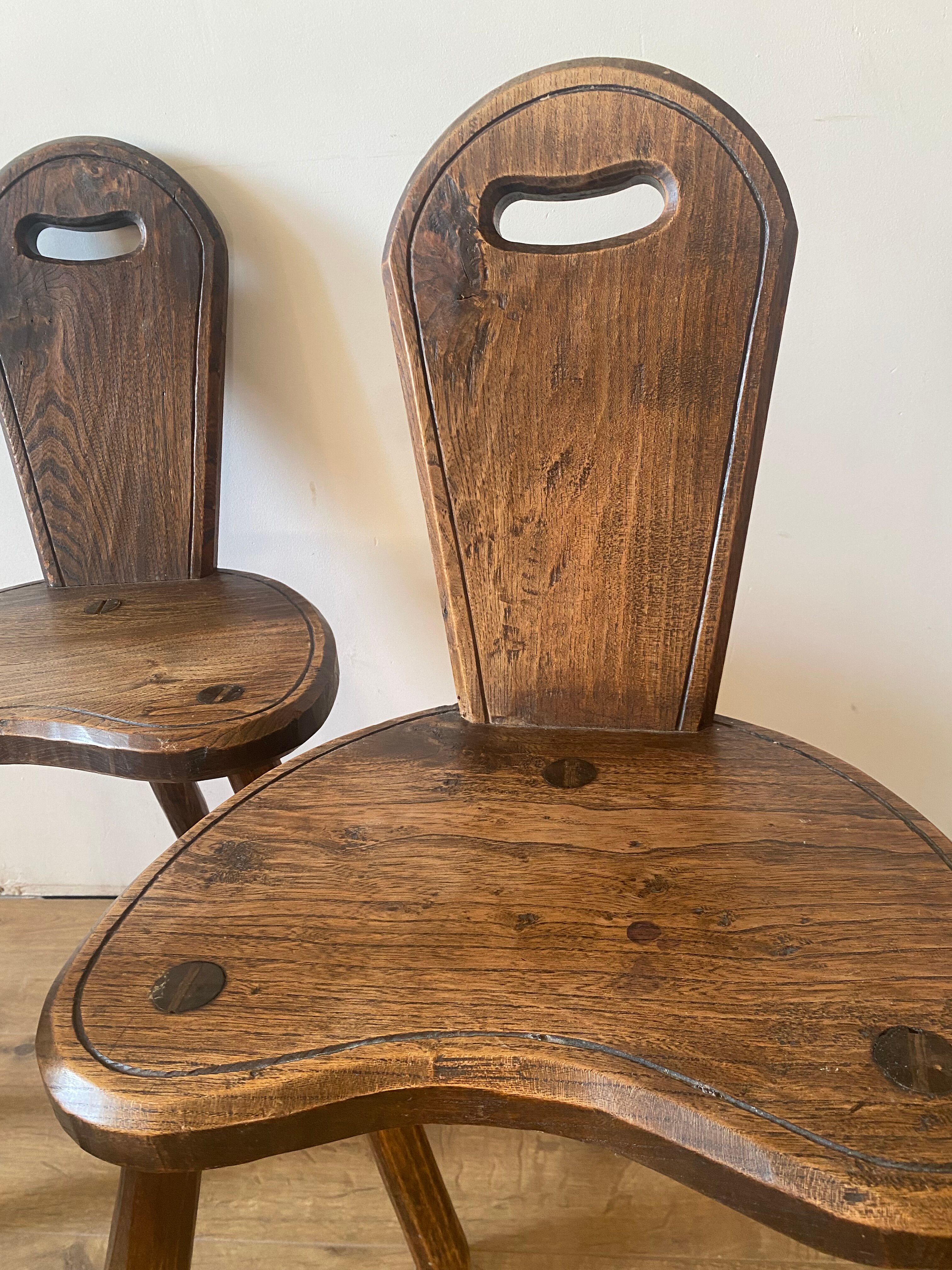 4 chaises tripode de ferme brutalistes