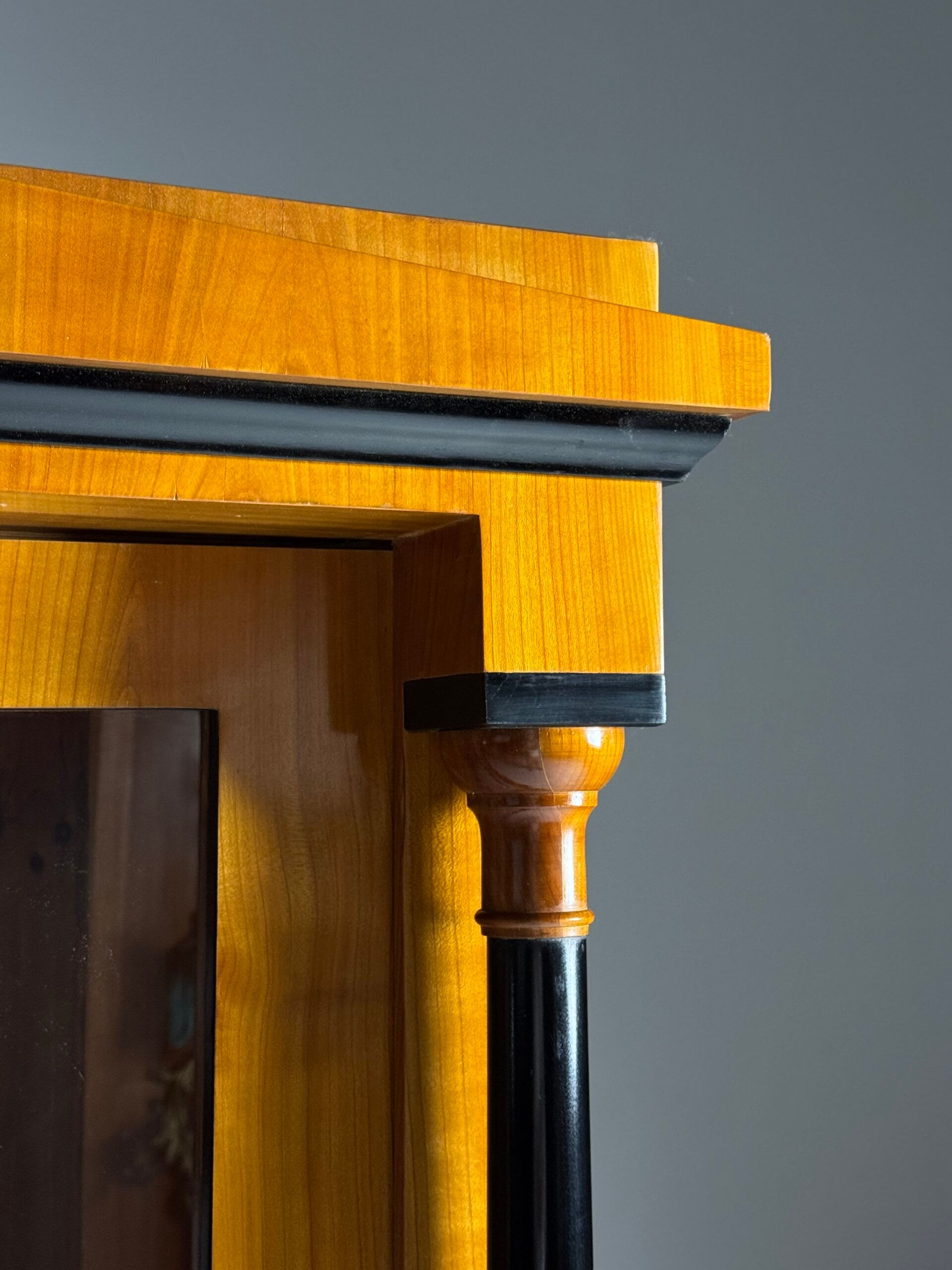 Vitrine Biedermeier allemande du 19e siècle