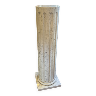 Colonne en marbre plein blanc veiné de gris, décor en cannelures verticales, 110 cm