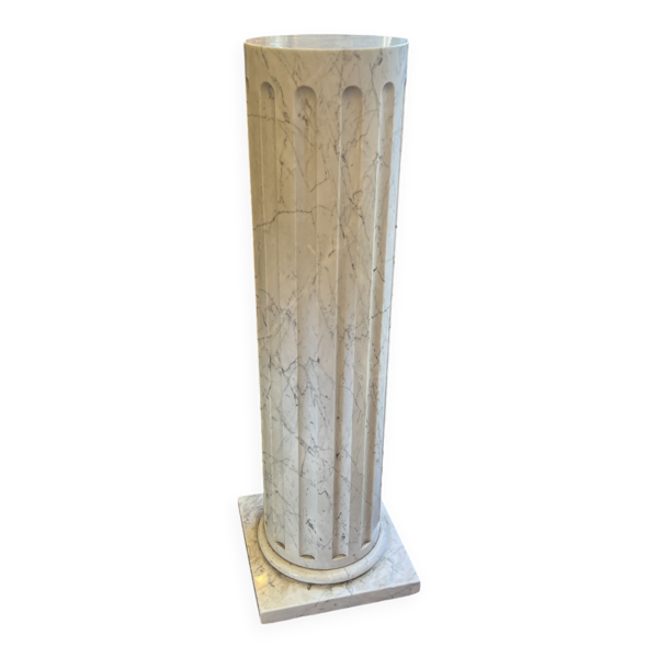 Colonne en marbre plein blanc veiné de gris, décor en cannelures verticales, 110 cm