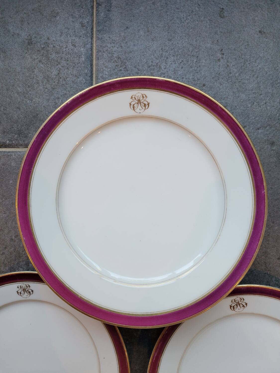 13 assiettes à dessert monogramme HS