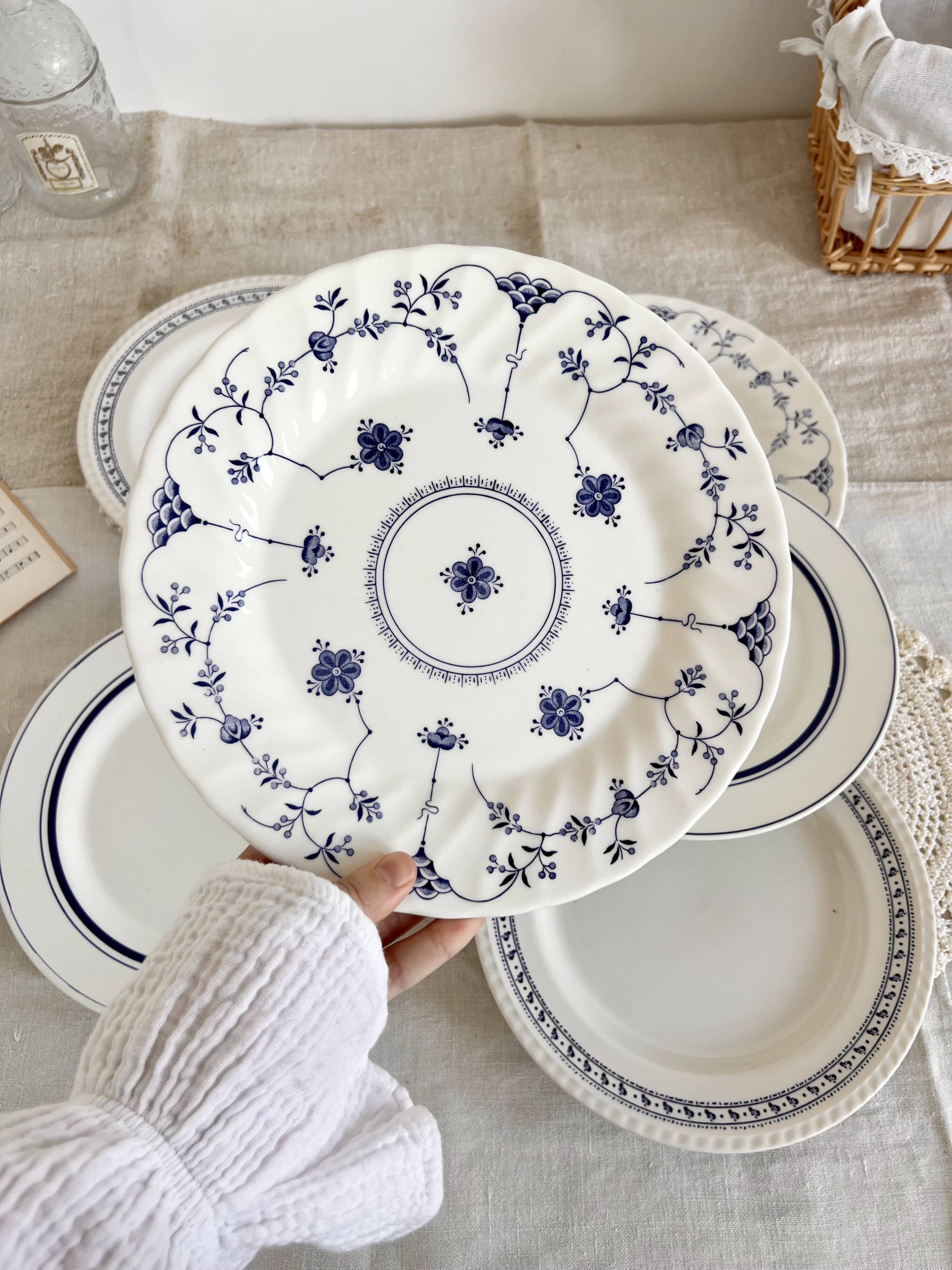 6 vintage mismatched blue and white porcelain dinner plates - Lot J