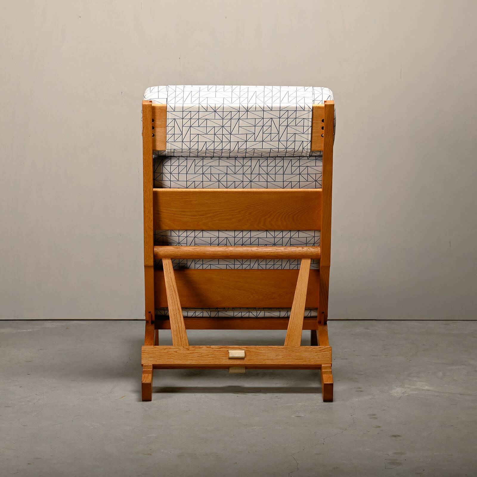 Hans J. Wegner AP71 Lounge Chair, Oak and Graphic fabric for AP Stolen, Den