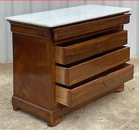 Walnut chest of drawers