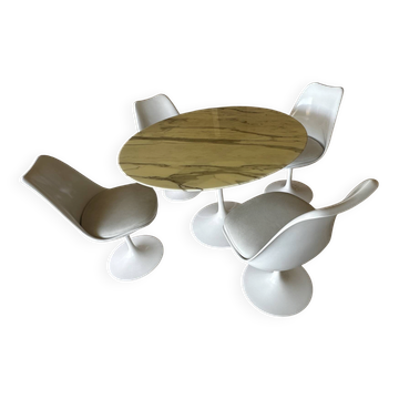 Ensemble une table en marbre et  complet, tulipes pour Knoll Saarinen.