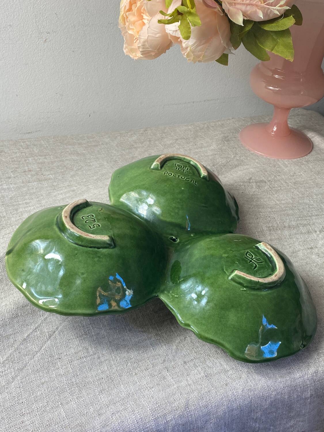 Cabbage leaf serving dish in majolica