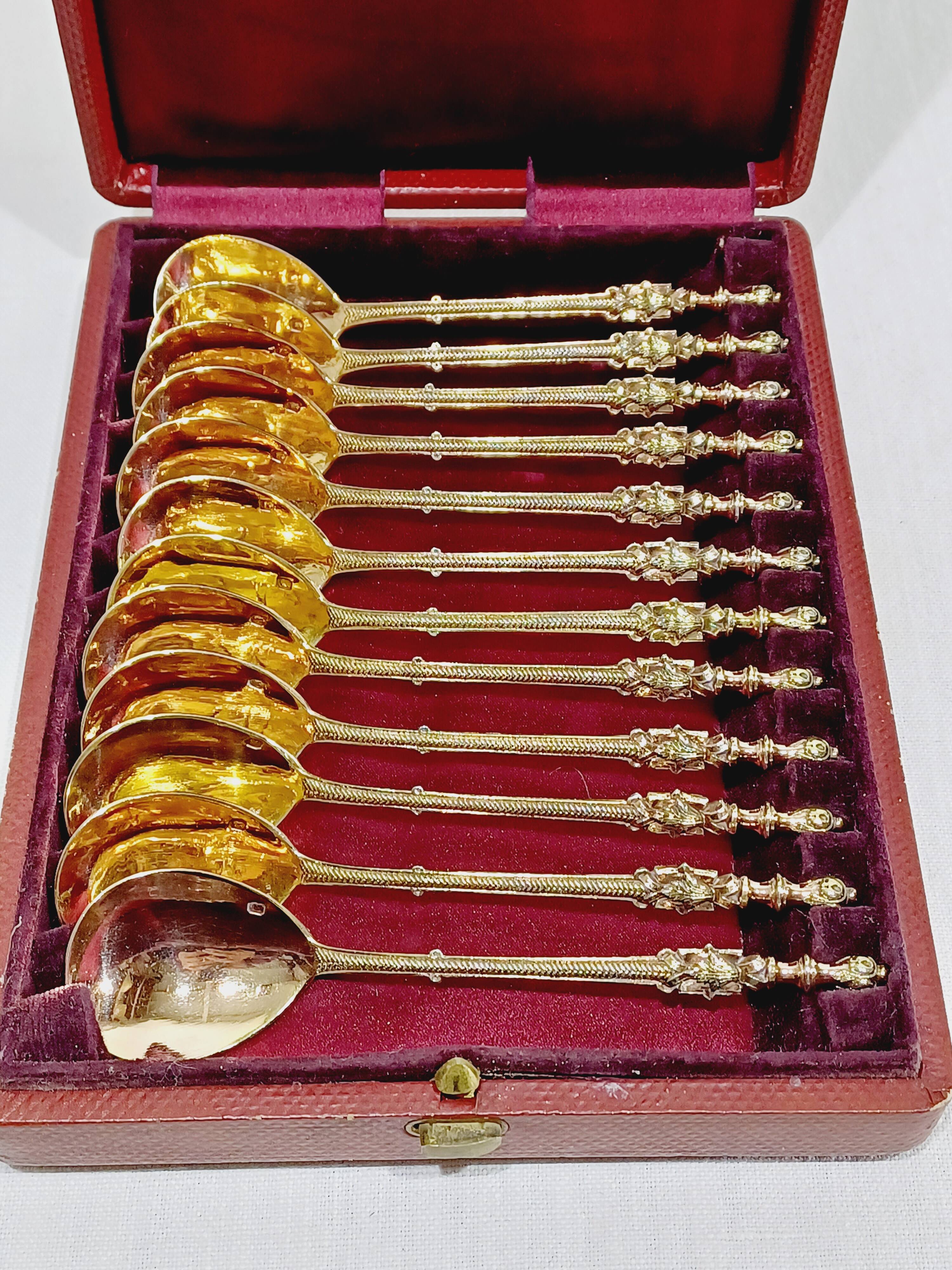 Hénin et Cie – 12 teaspoons with Russian-style silver-gilt handles
