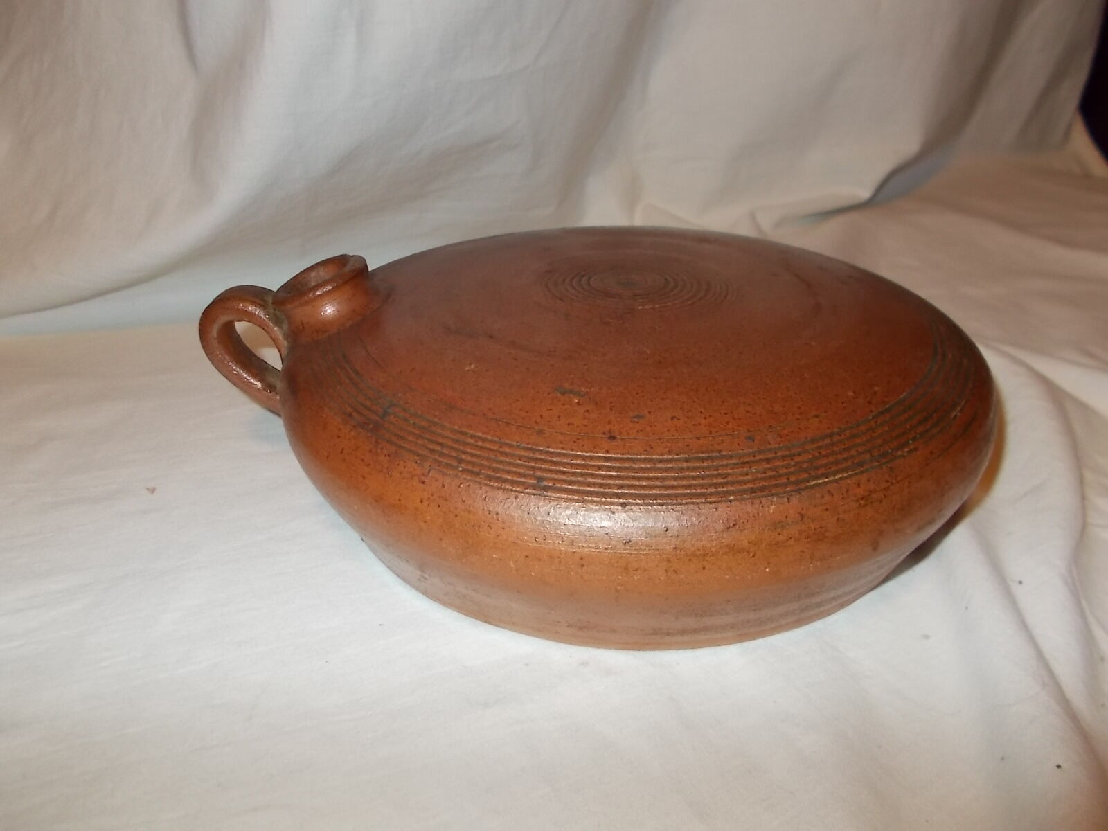 Flat stoneware dish