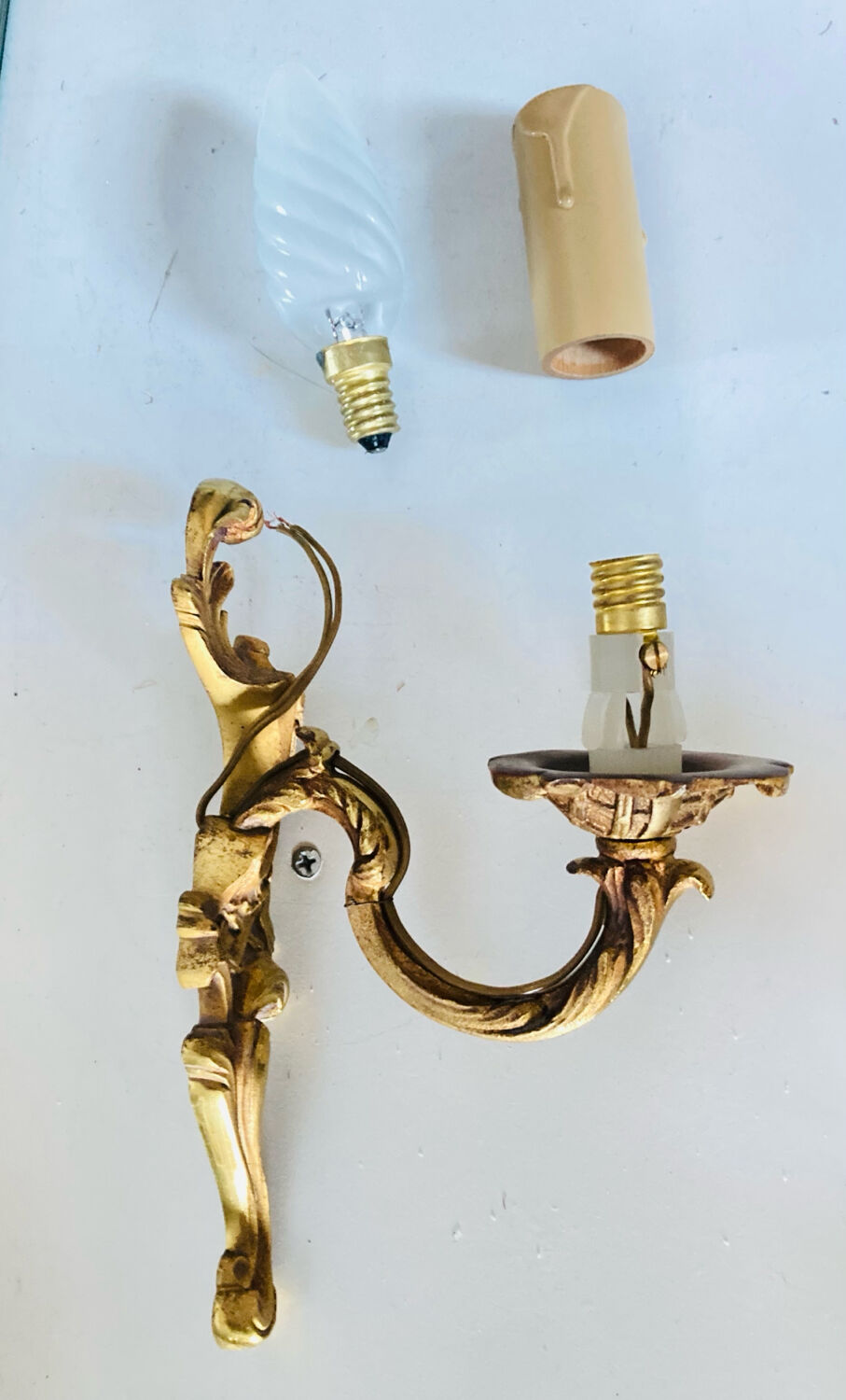 Louis XV bronze wall light with a flowing branch design and acanthus leaf decoration.