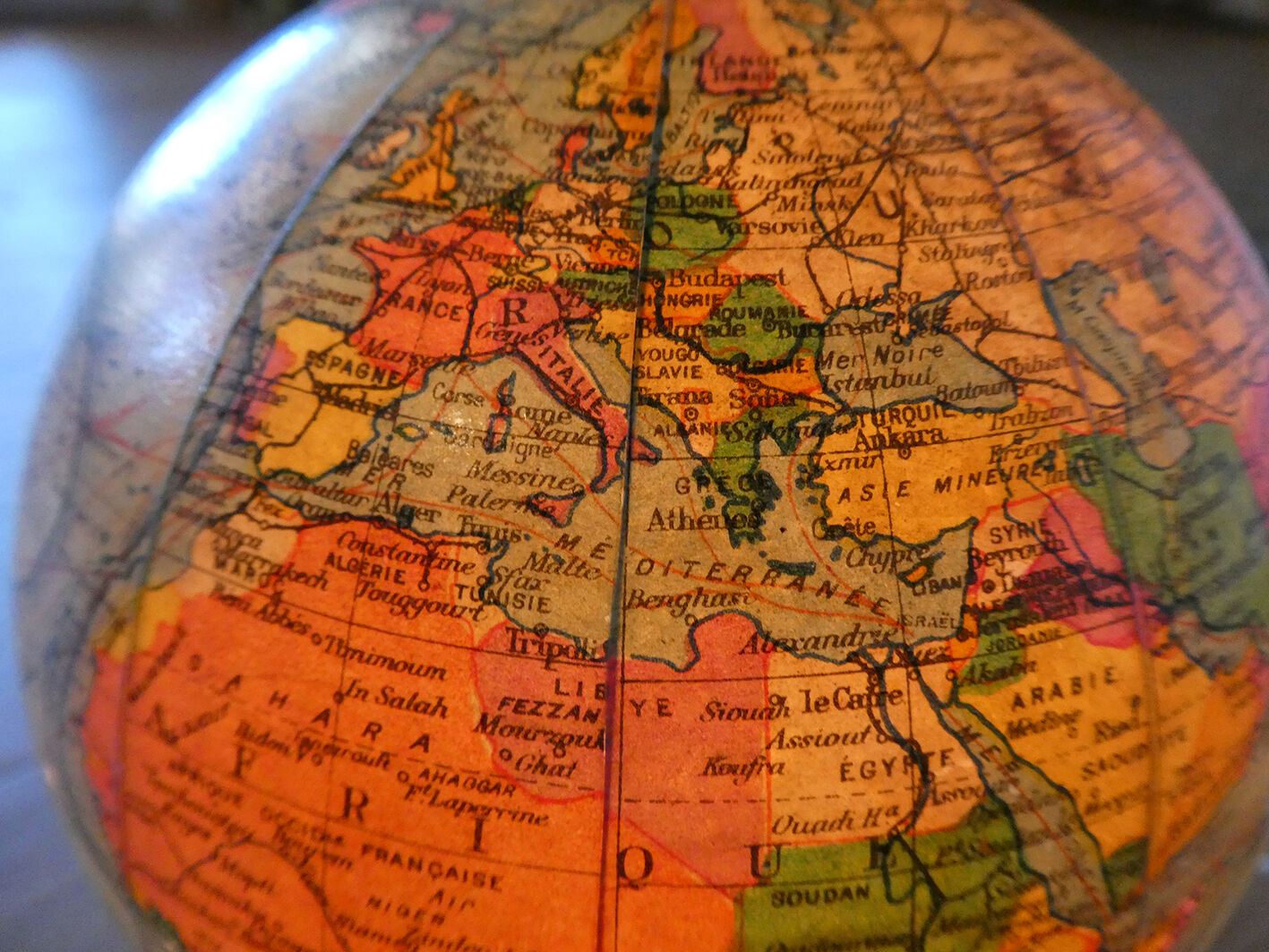 Light earth globe in vintage J-Forest glass from the 1940s