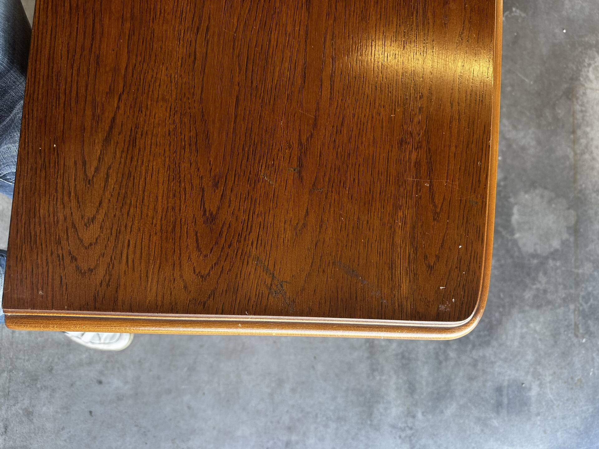 Commode en chêne à quatre tiroirs, style classique